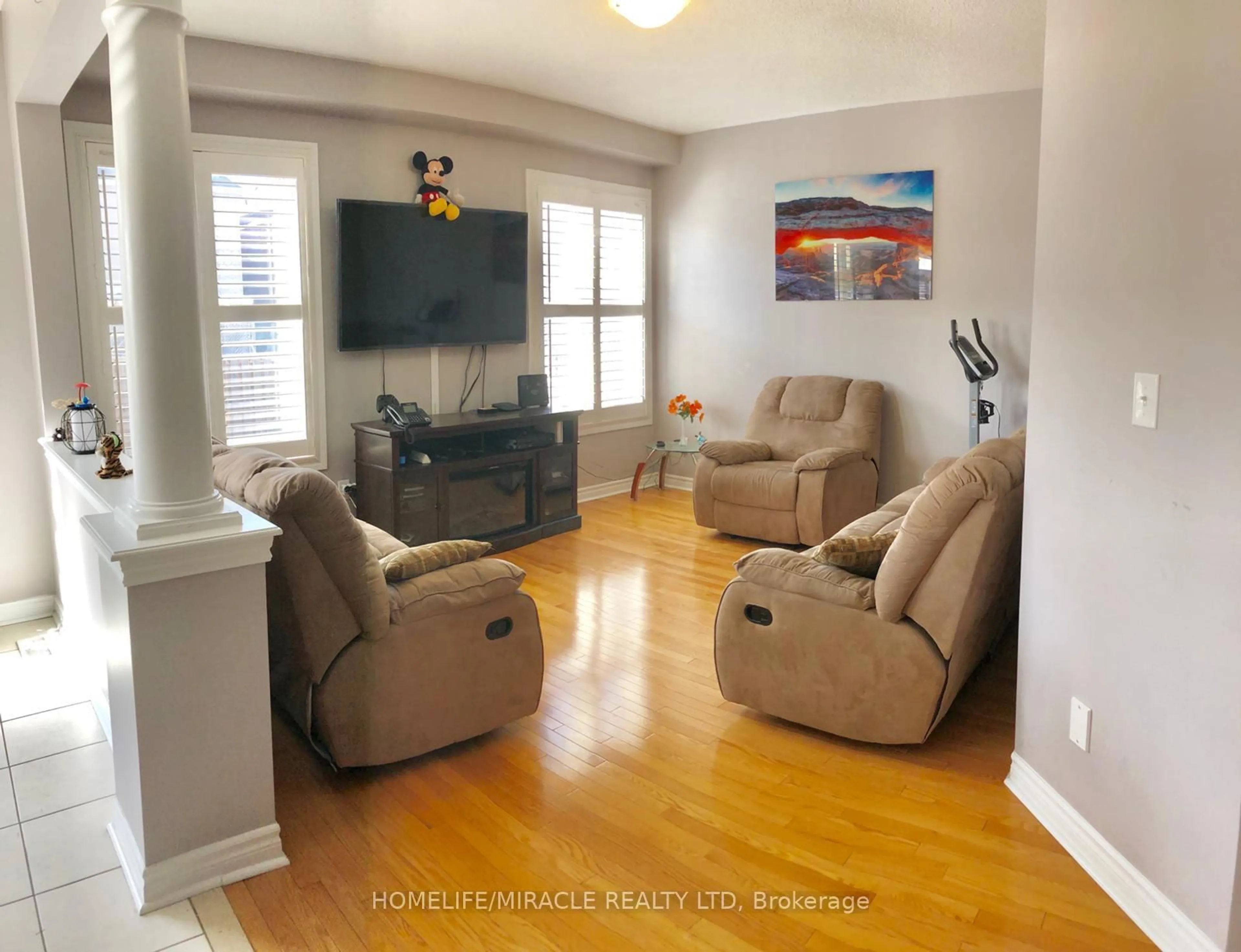 Living room with furniture, unknown for 88 Summitgreen Cres, Brampton Ontario L6R 0T5