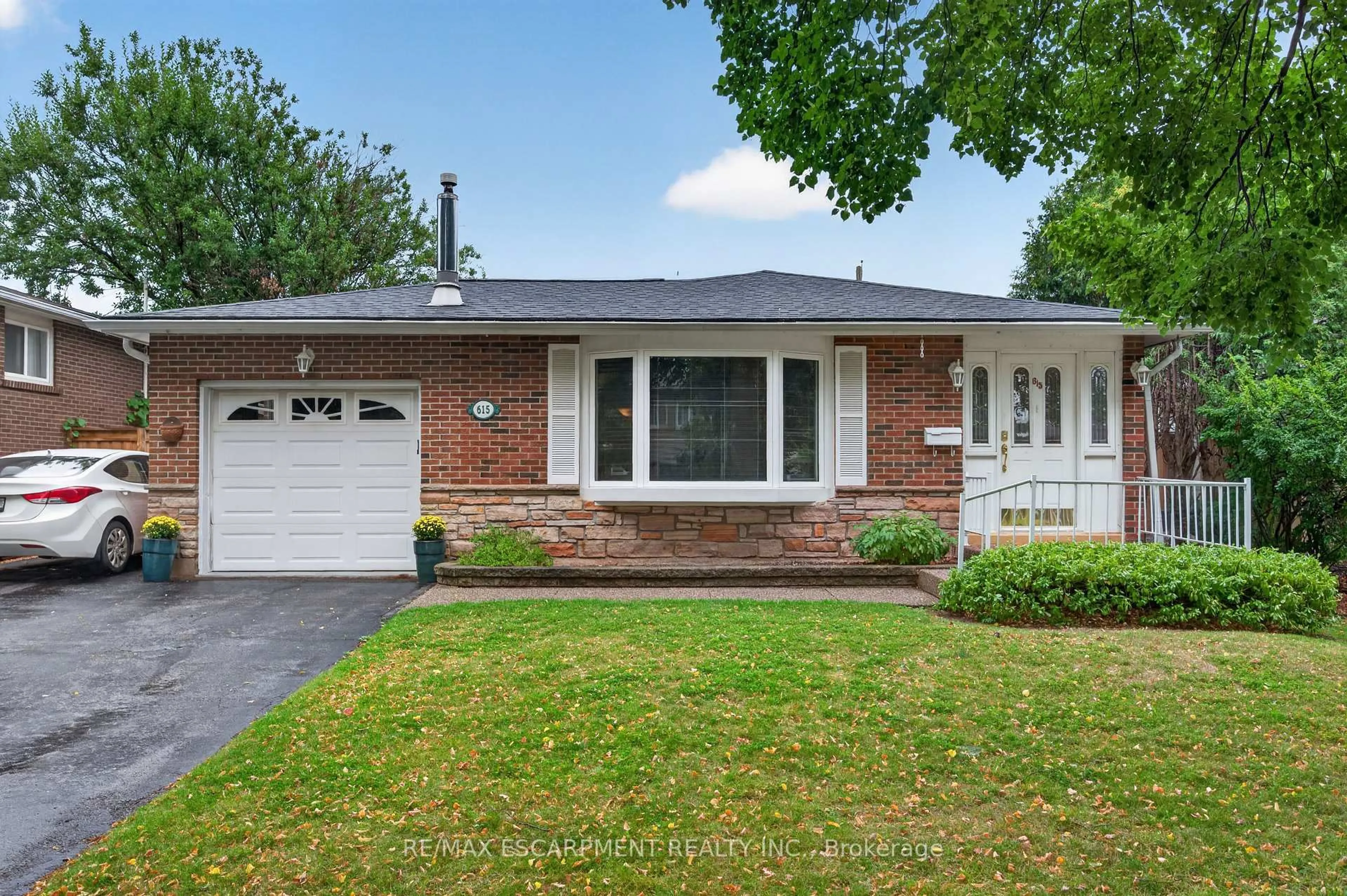 Home with brick exterior material, street for 615 Meadow Lane, Burlington Ontario L7L 4R9