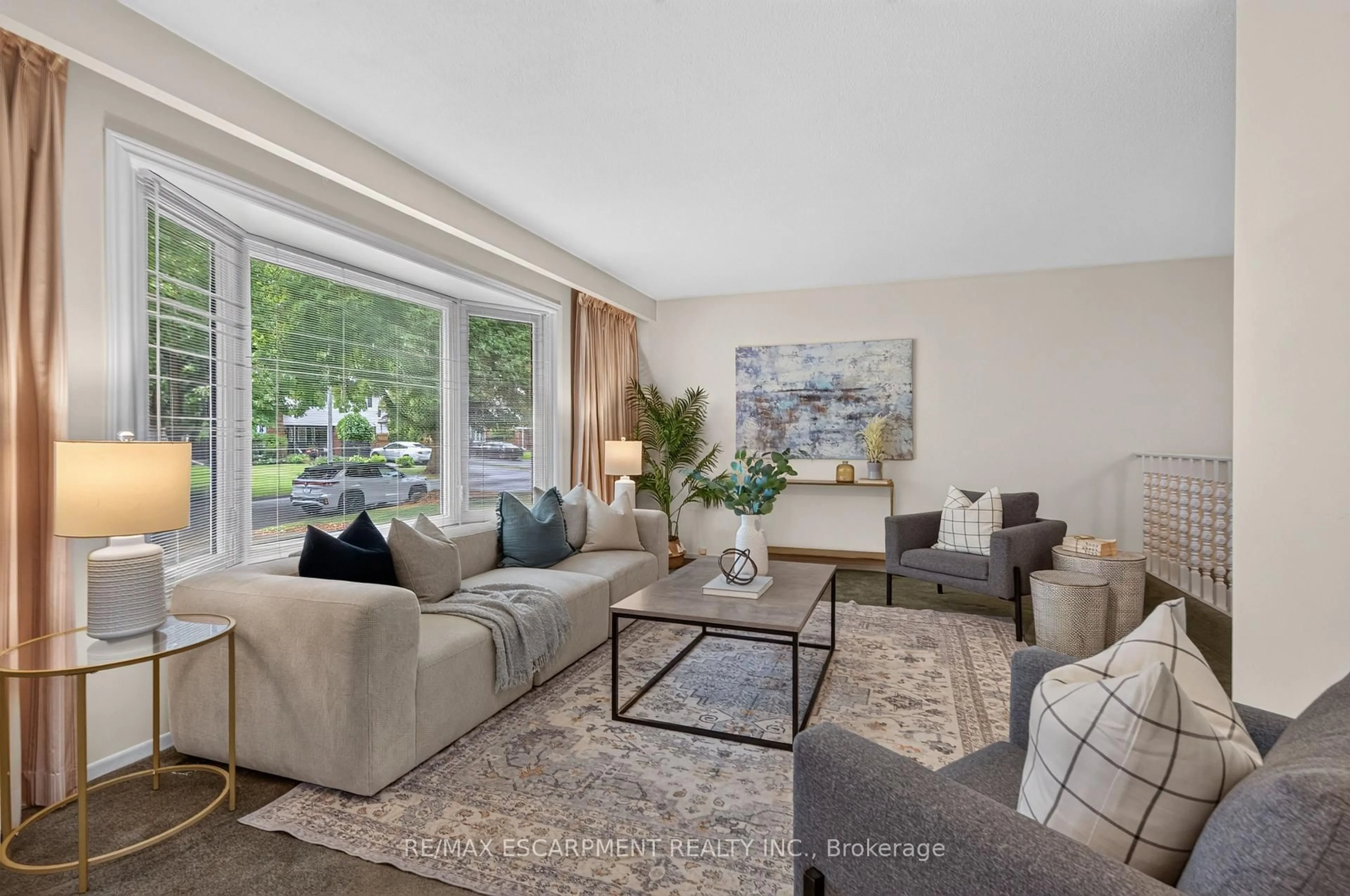 Living room with furniture, unknown for 615 Meadow Lane, Burlington Ontario L7L 4R9