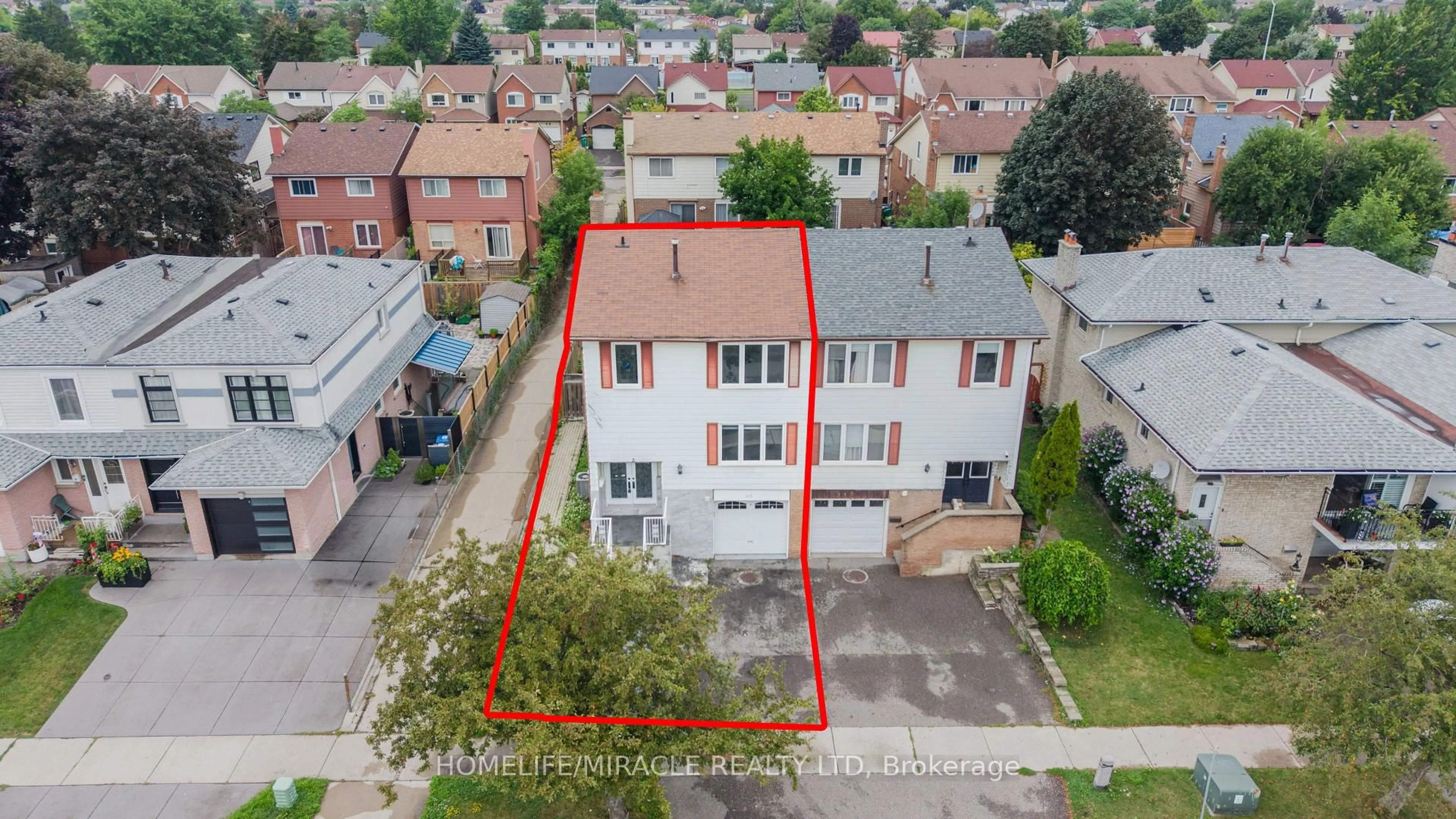 A pic from outside/outdoor area/front of a property/back of a property/a pic from drone, street for 115 Bruce Beer Dr, Brampton Ontario L6V 2Z7