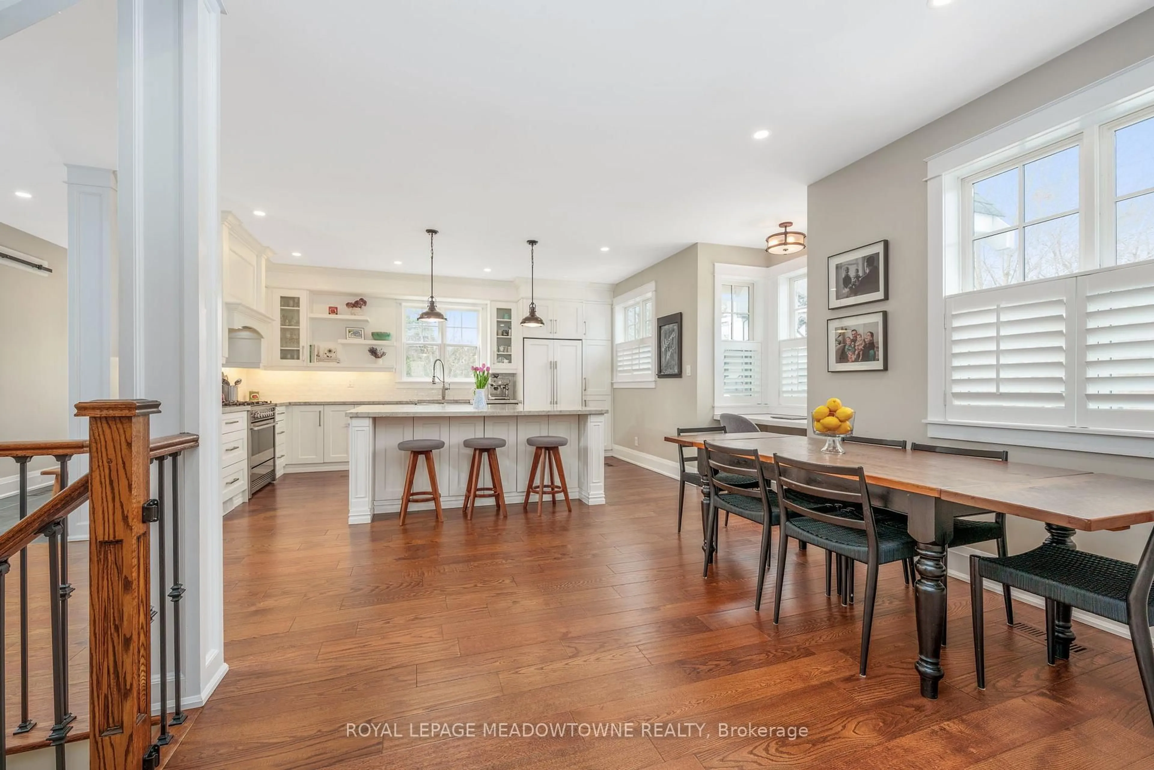 Open concept kitchen, wood/laminate floor for 2 Bennett Pl, Halton Hills Ontario L7G 2X7