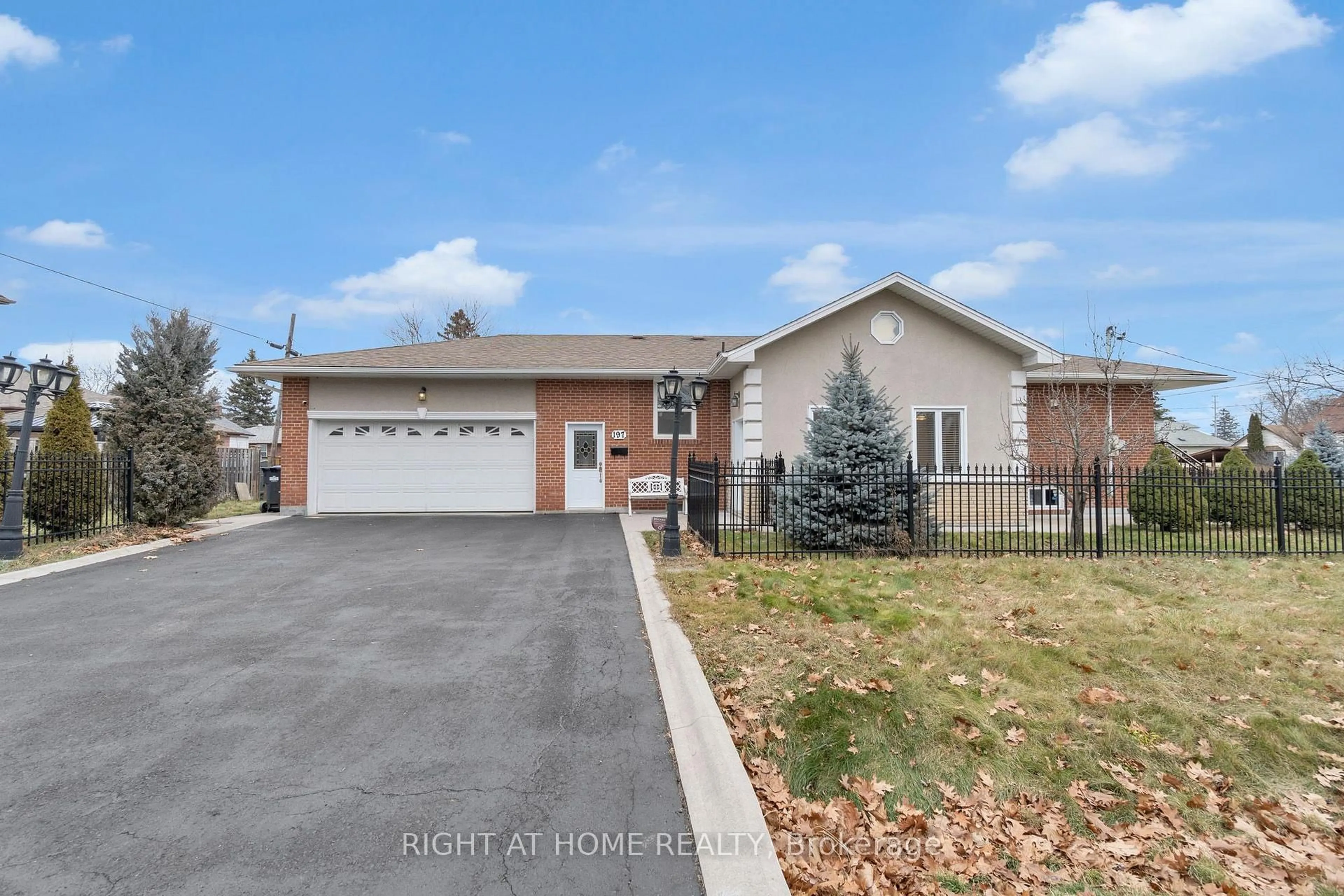 Home with brick exterior material, street for 197 Troy St, Mississauga Ontario L5G 1S9