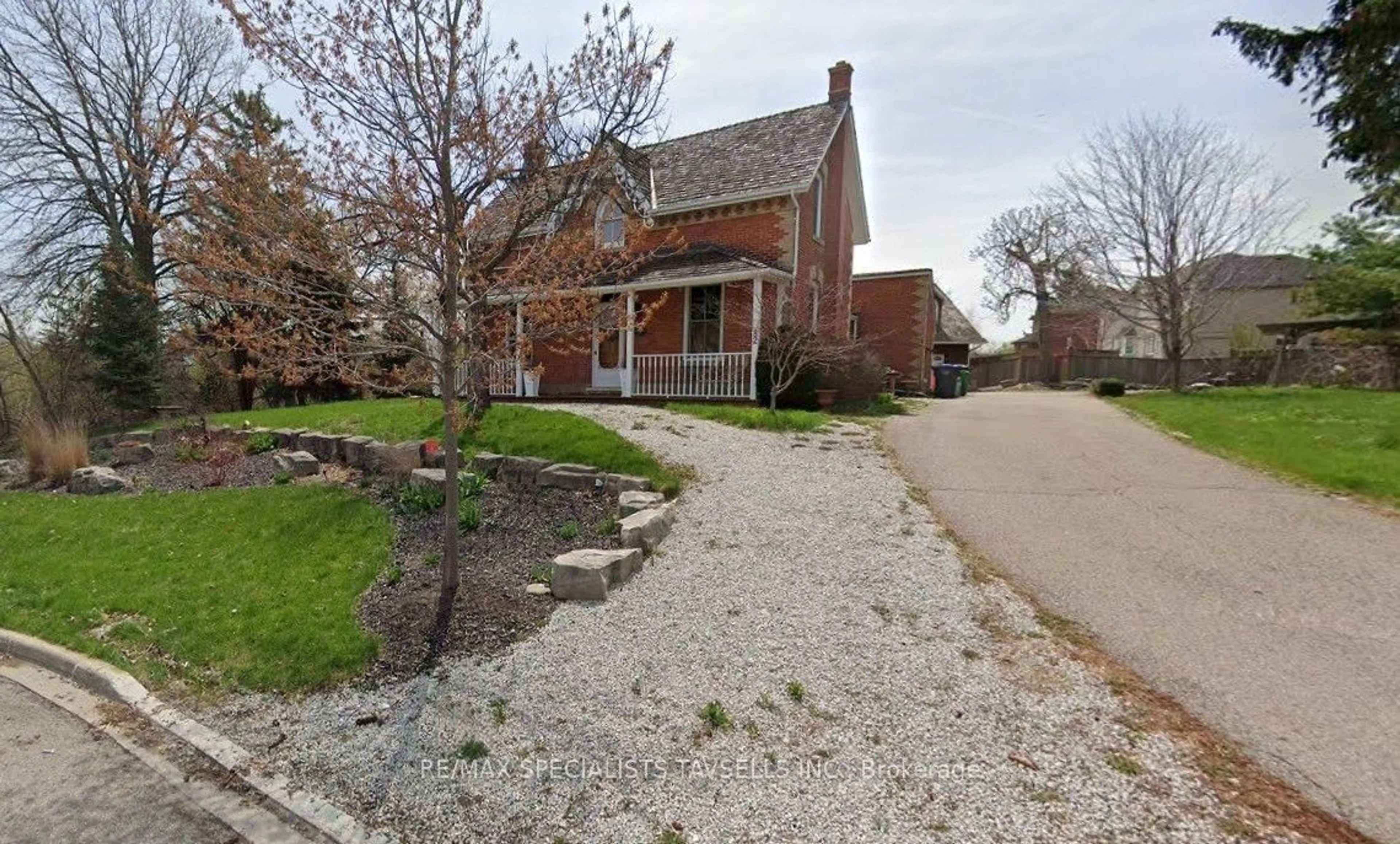 A pic from outside/outdoor area/front of a property/back of a property/a pic from drone, street for 82 Cobblestone Crt, Brampton Ontario L6R 2S4