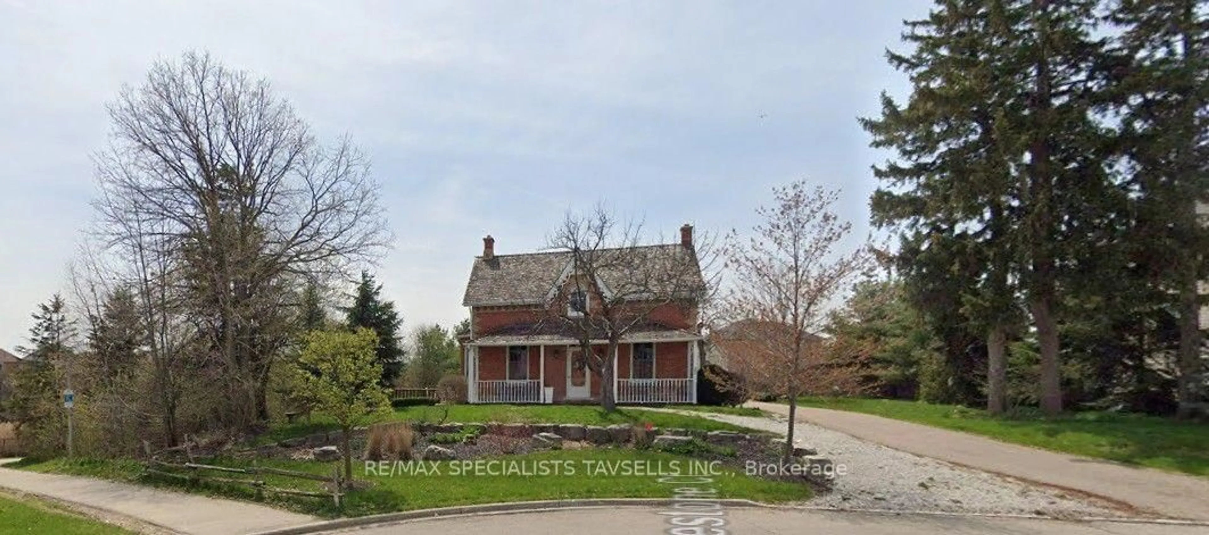 A pic from outside/outdoor area/front of a property/back of a property/a pic from drone, street for 82 Cobblestone Crt, Brampton Ontario L6R 2S4