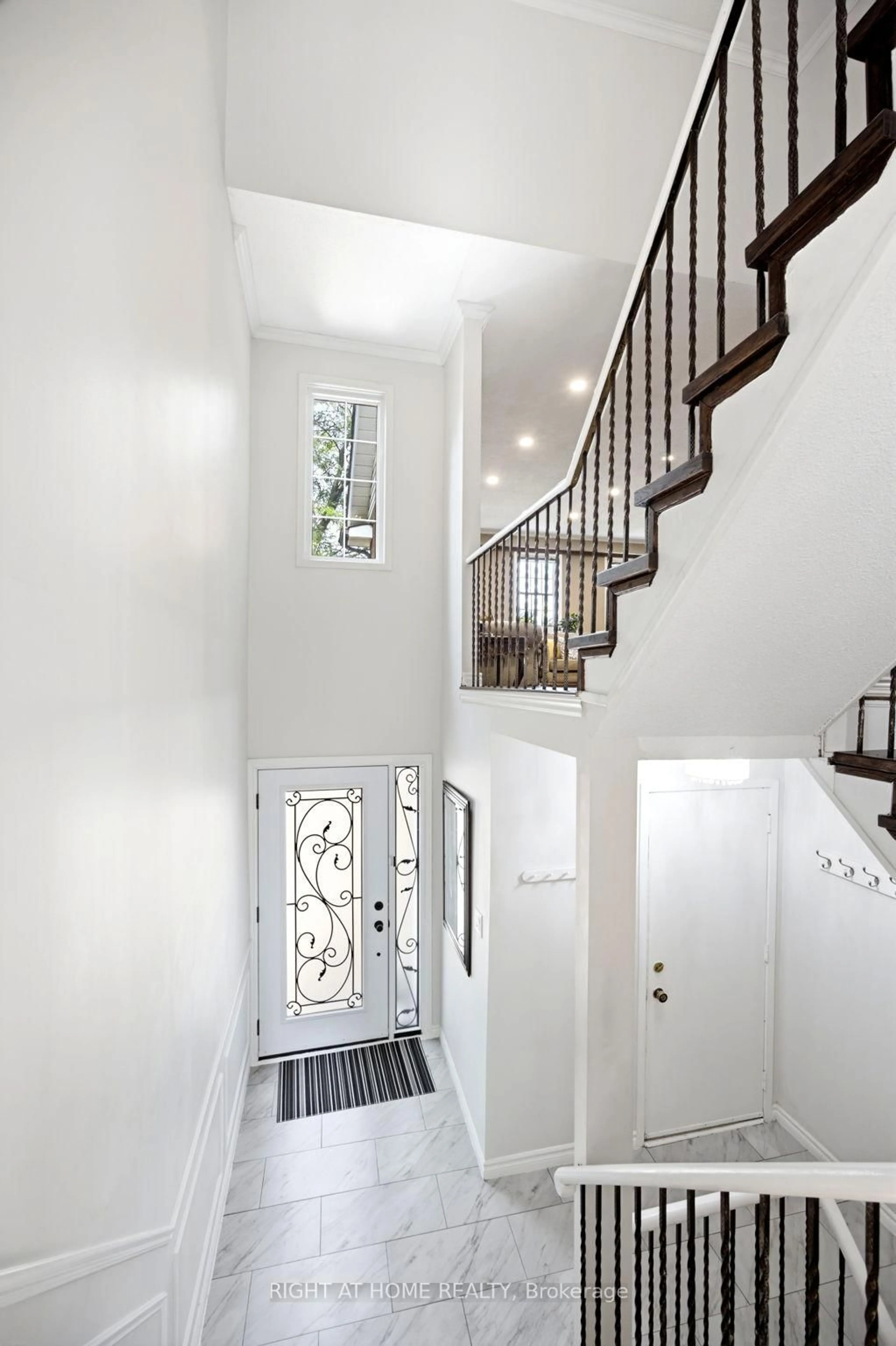 Indoor entryway for 4141 Trellis Cres, Mississauga Ontario L5L 2M1