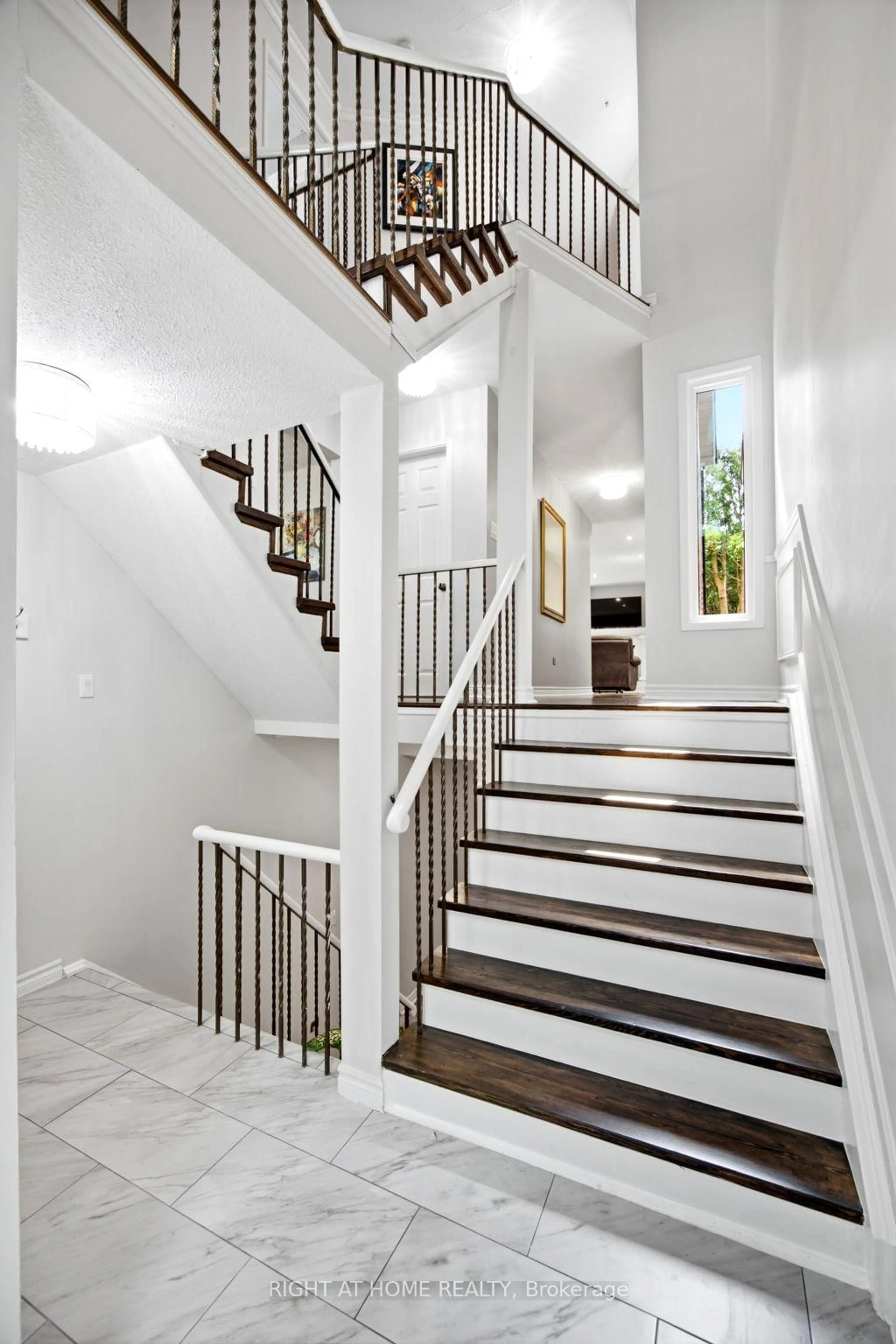 Stairs for 4141 Trellis Cres, Mississauga Ontario L5L 2M1