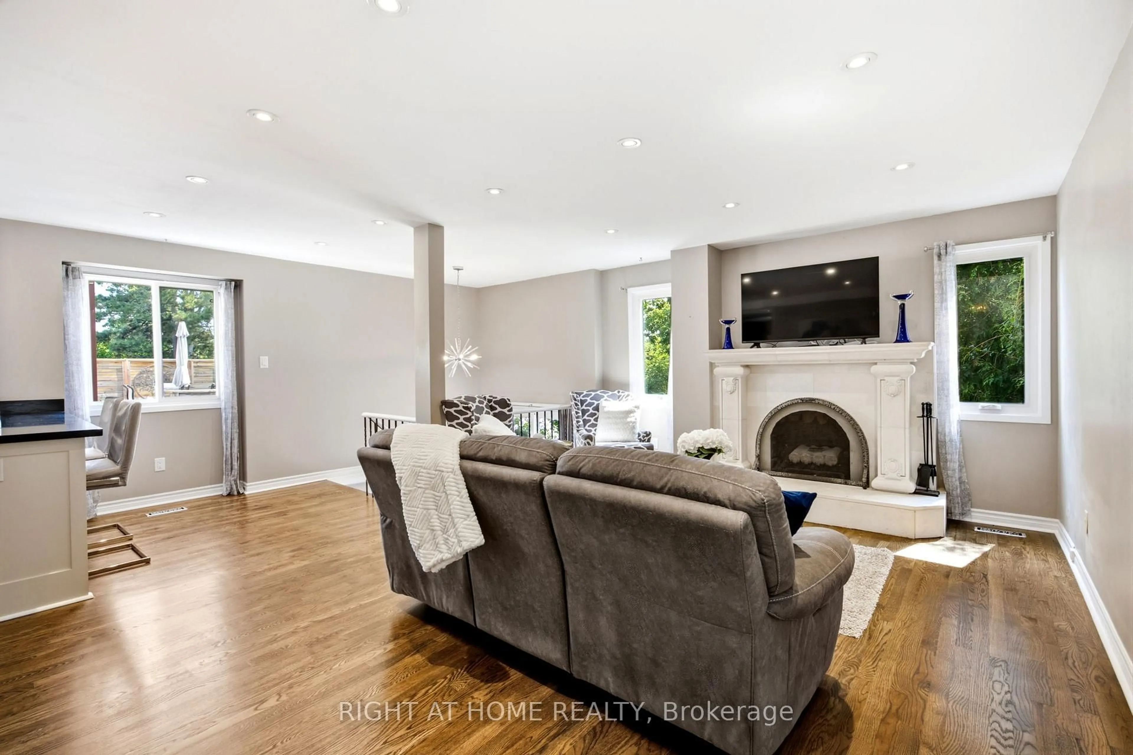 Living room with furniture, unknown for 4141 Trellis Cres, Mississauga Ontario L5L 2M1