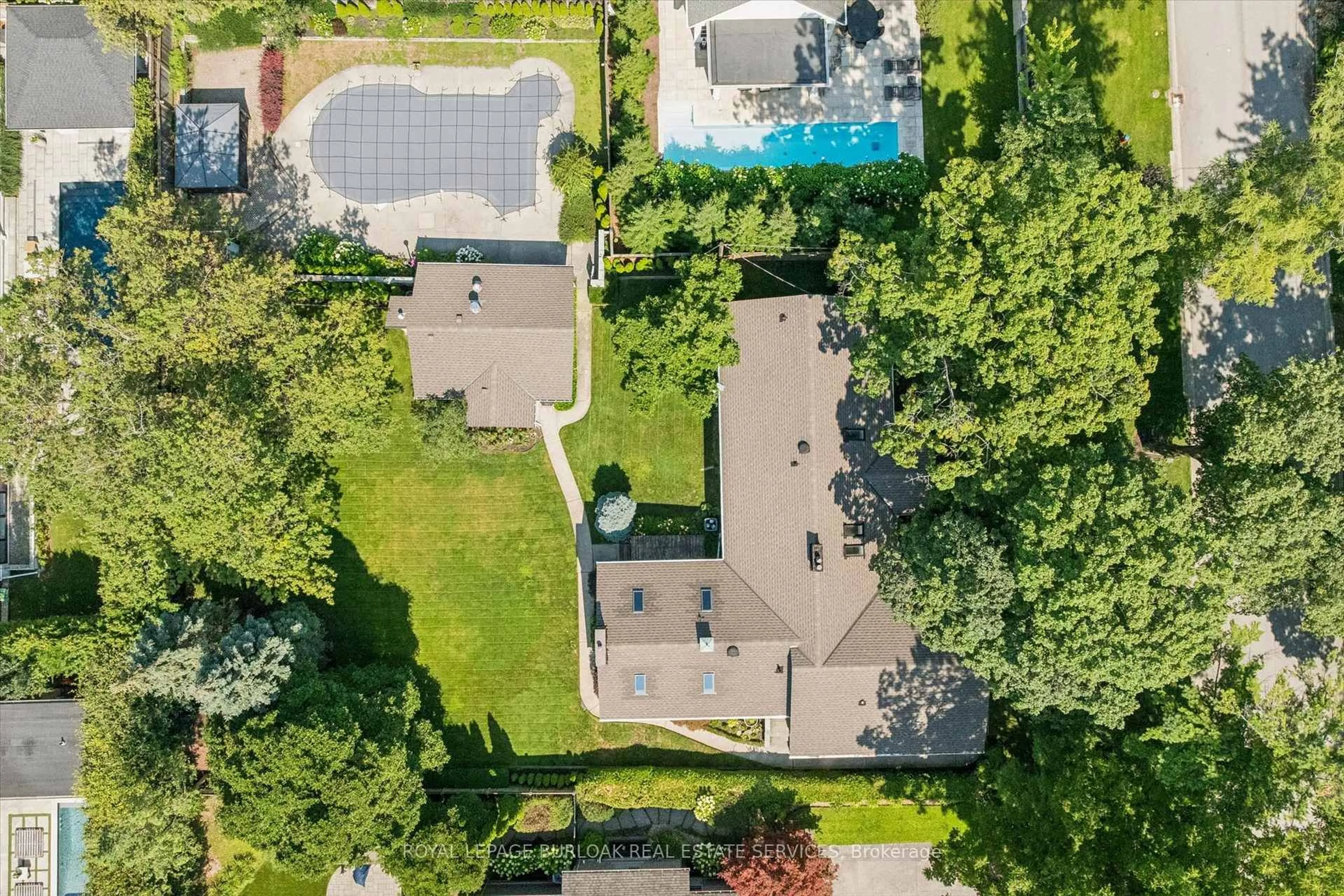 A pic from outside/outdoor area/front of a property/back of a property/a pic from drone, street for 138 Appleby Pl, Burlington Ontario L7L 2X1