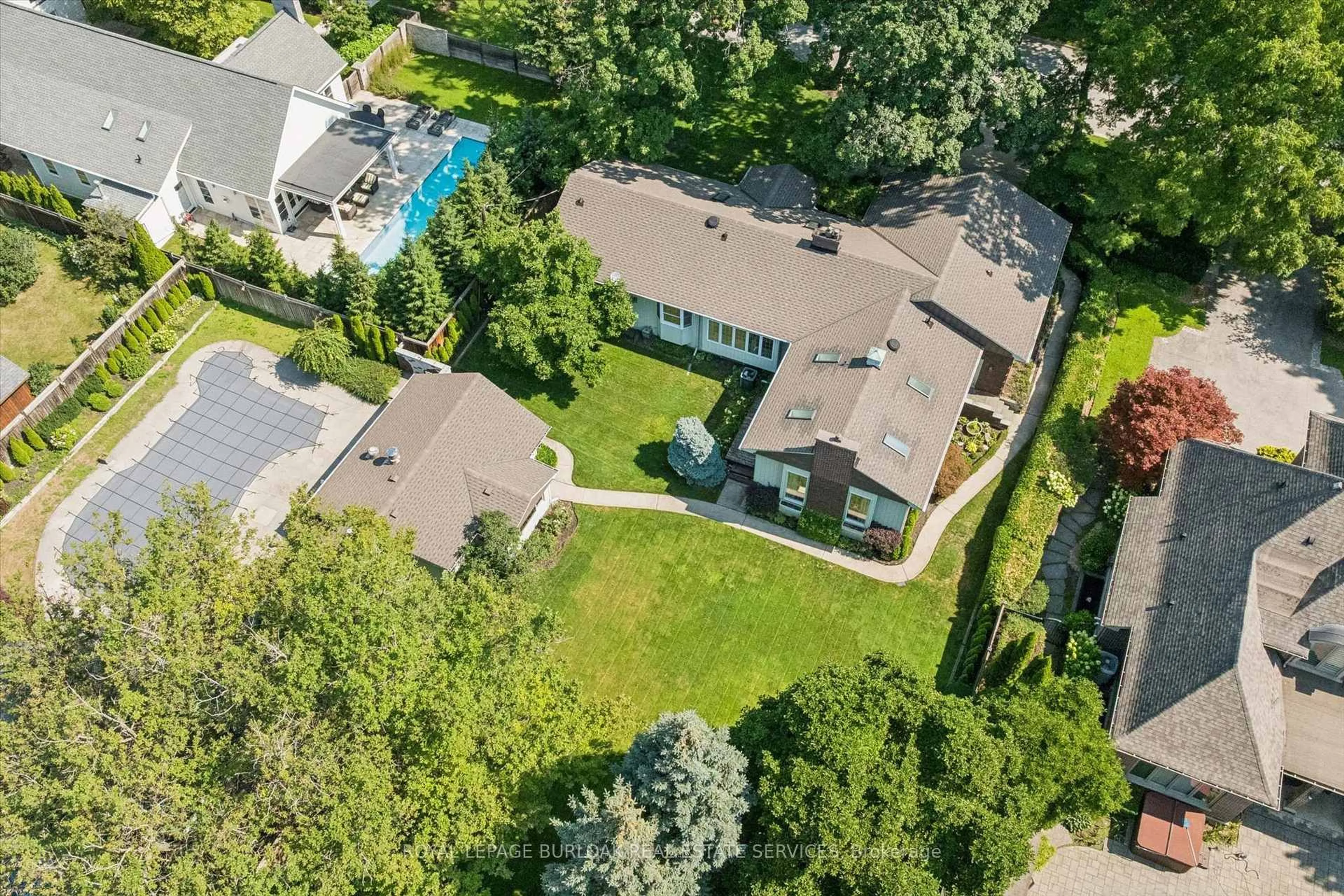 A pic from outside/outdoor area/front of a property/back of a property/a pic from drone, street for 138 Appleby Pl, Burlington Ontario L7L 2X1