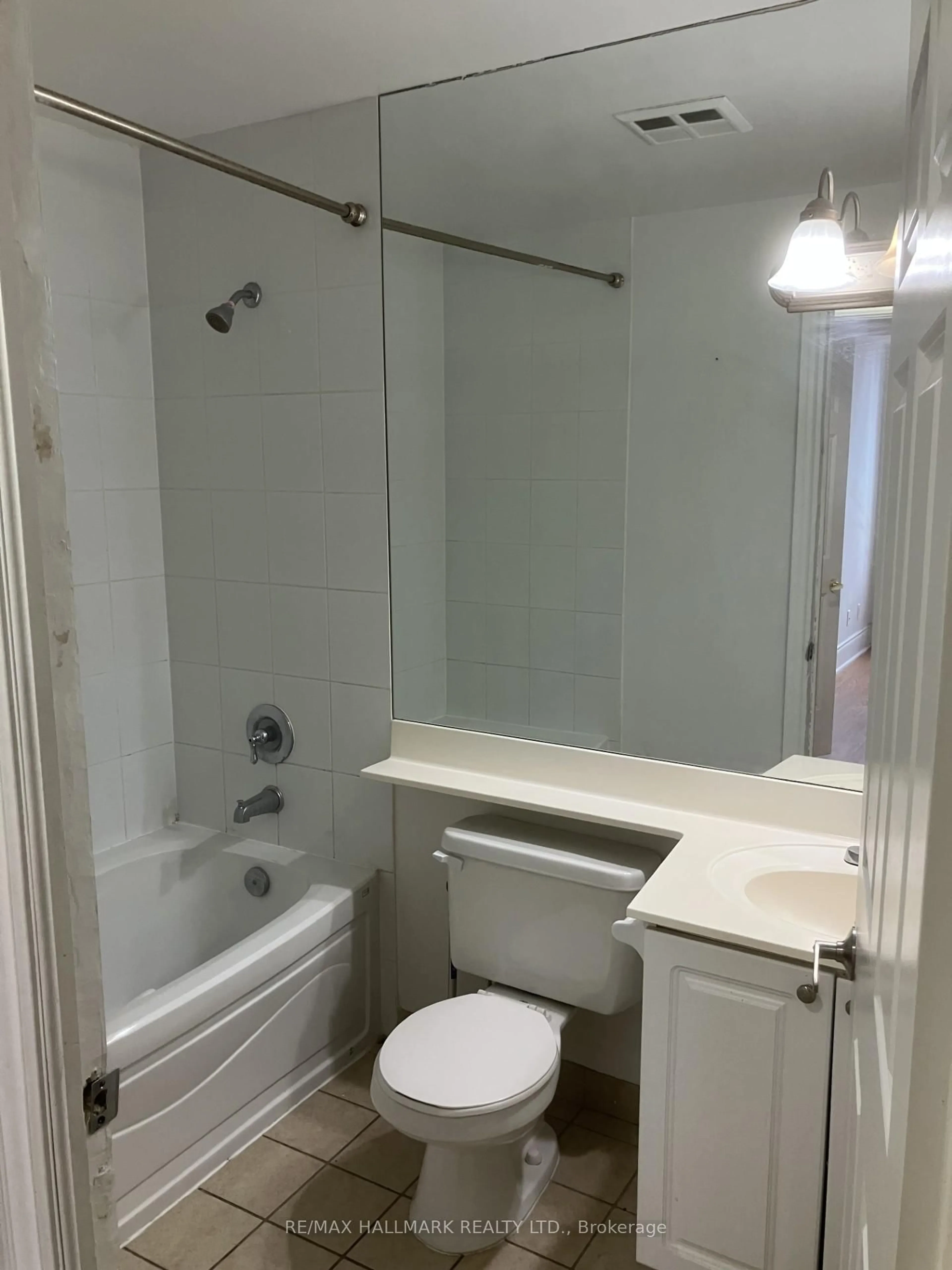 Standard bathroom, unknown for 3880 DUKE OF YORK BLVD Blvd #3002, Mississauga Ontario L5B 4M7