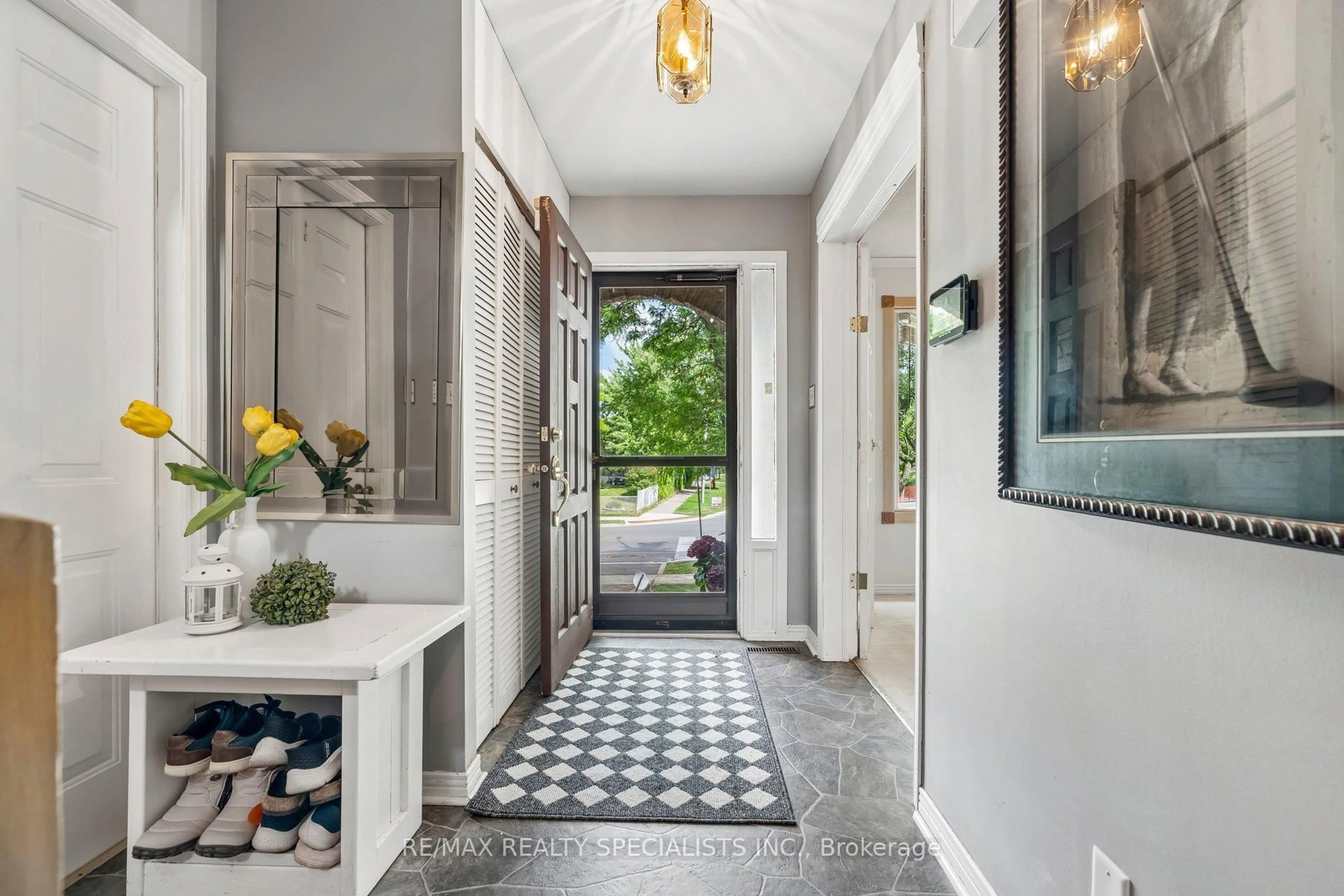 Indoor entryway for 46 Linkdale Rd, Brampton Ontario L6V 2Y6