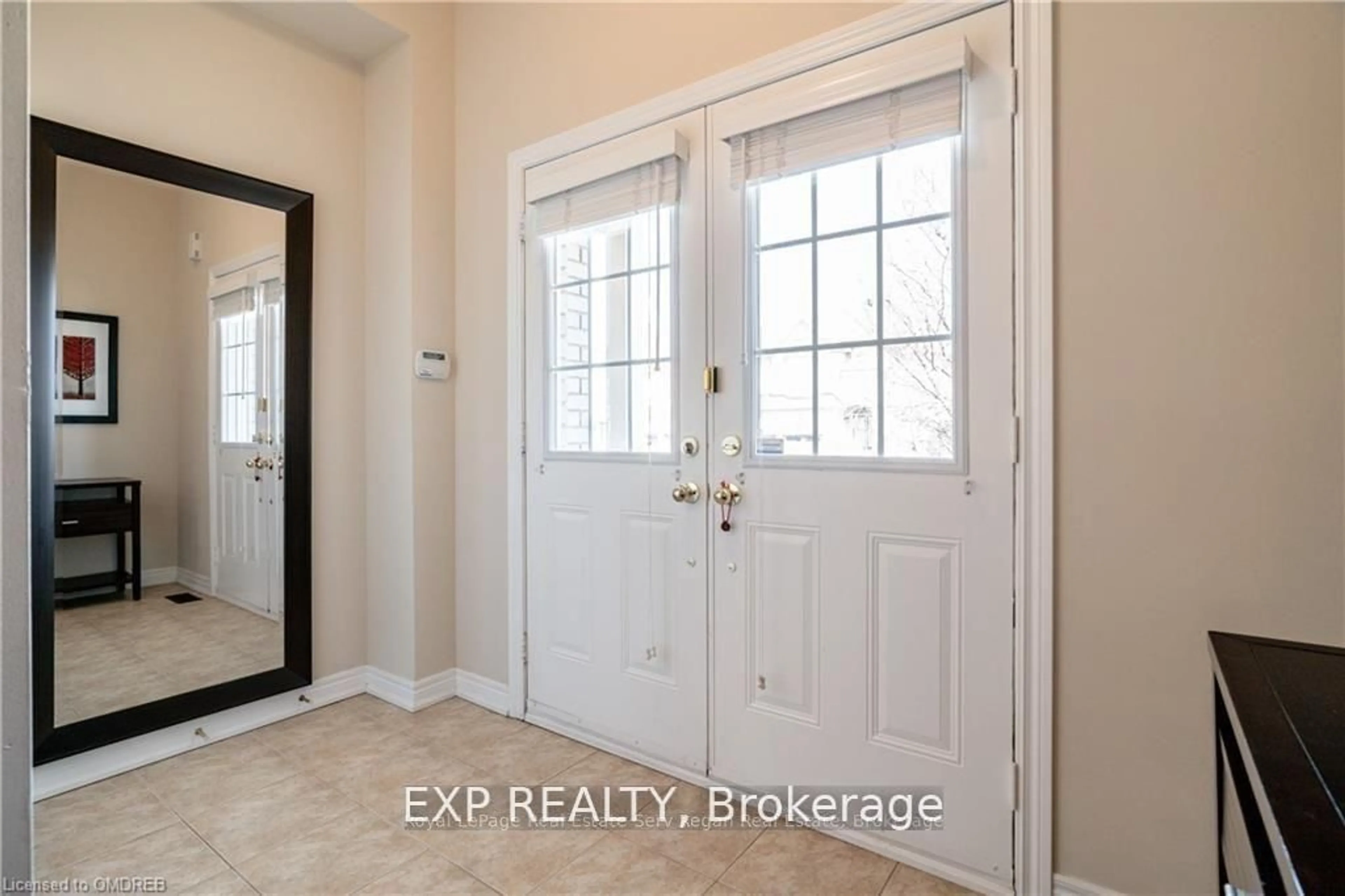 Indoor entryway for 1333 Kestell Blvd, Oakville Ontario L6H 0C8