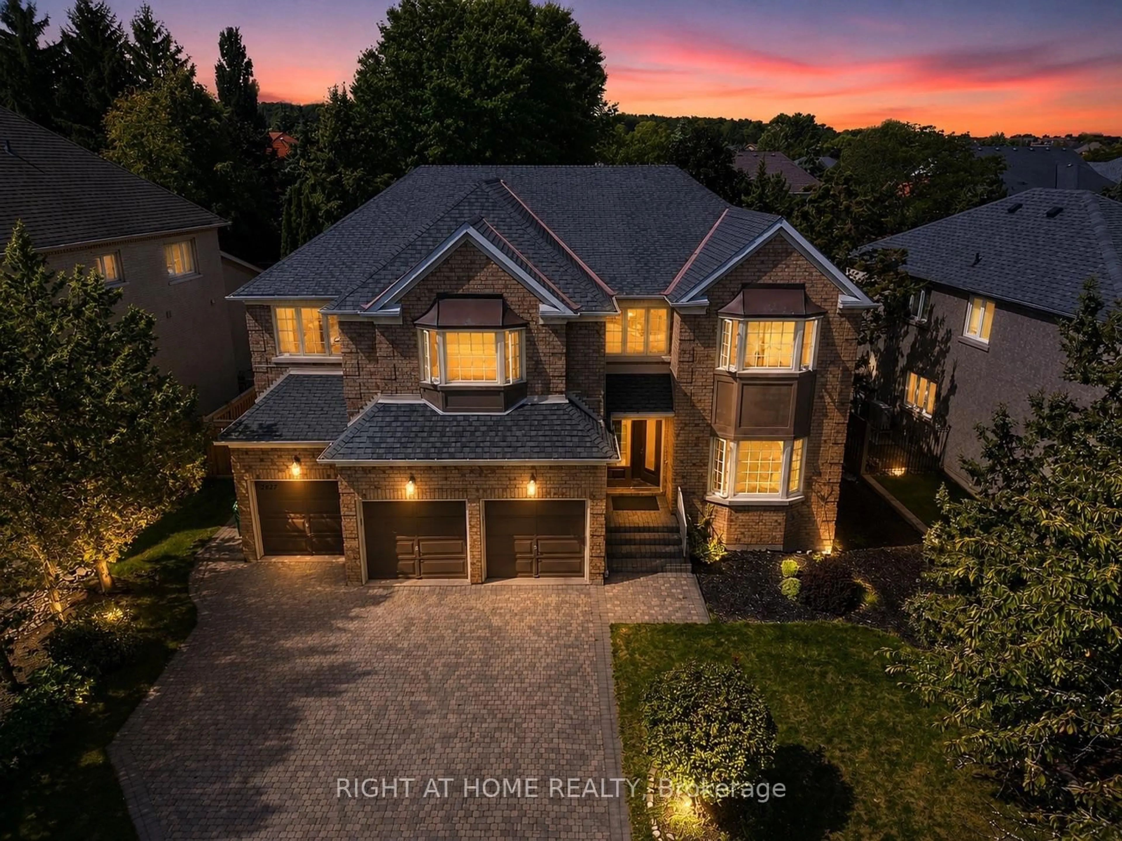 A pic from outside/outdoor area/front of a property/back of a property/a pic from drone, street for 2427 Erin Centre Blvd, Mississauga Ontario L5M 5B3