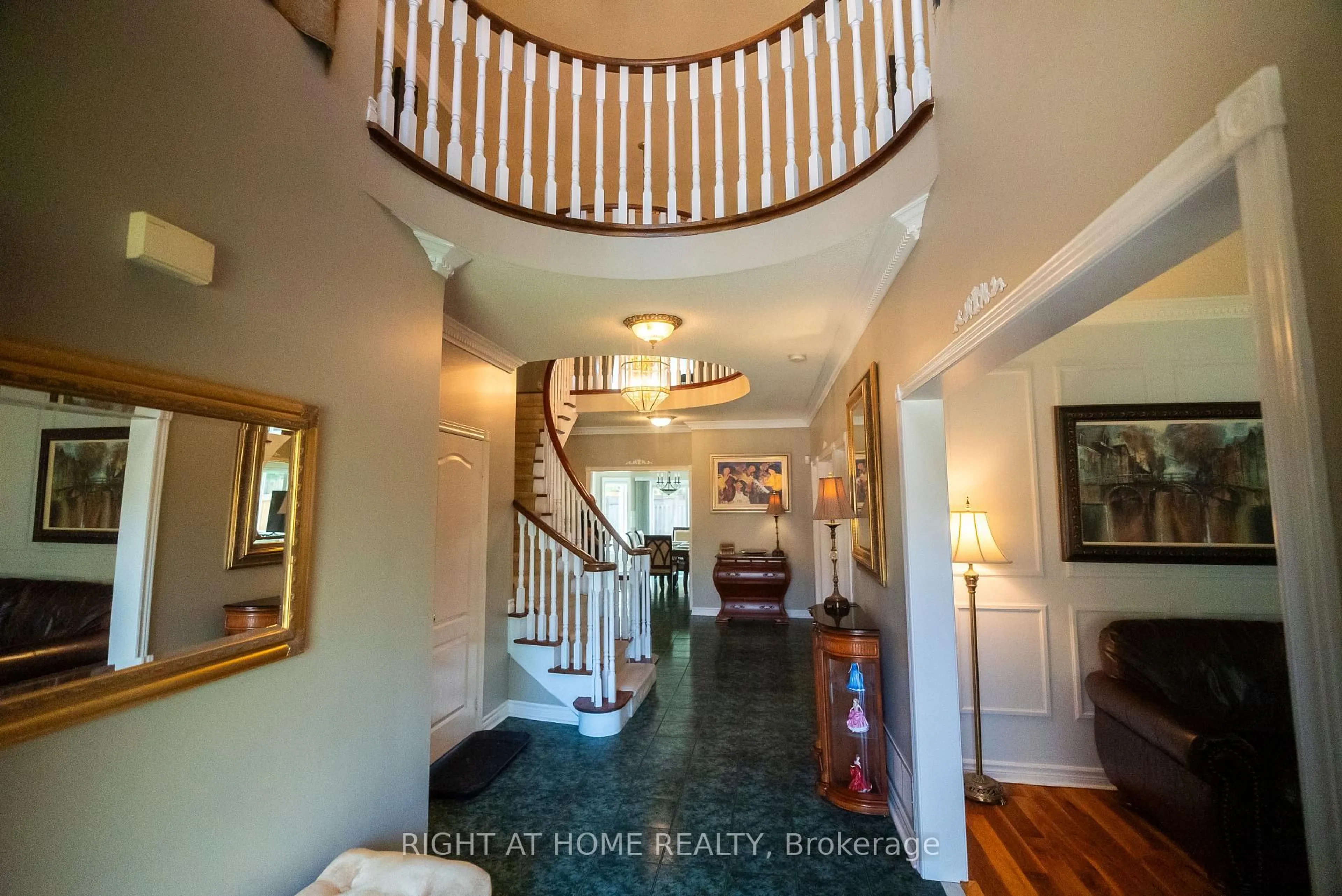 Indoor foyer for 2427 Erin Centre Blvd, Mississauga Ontario L5M 5B3