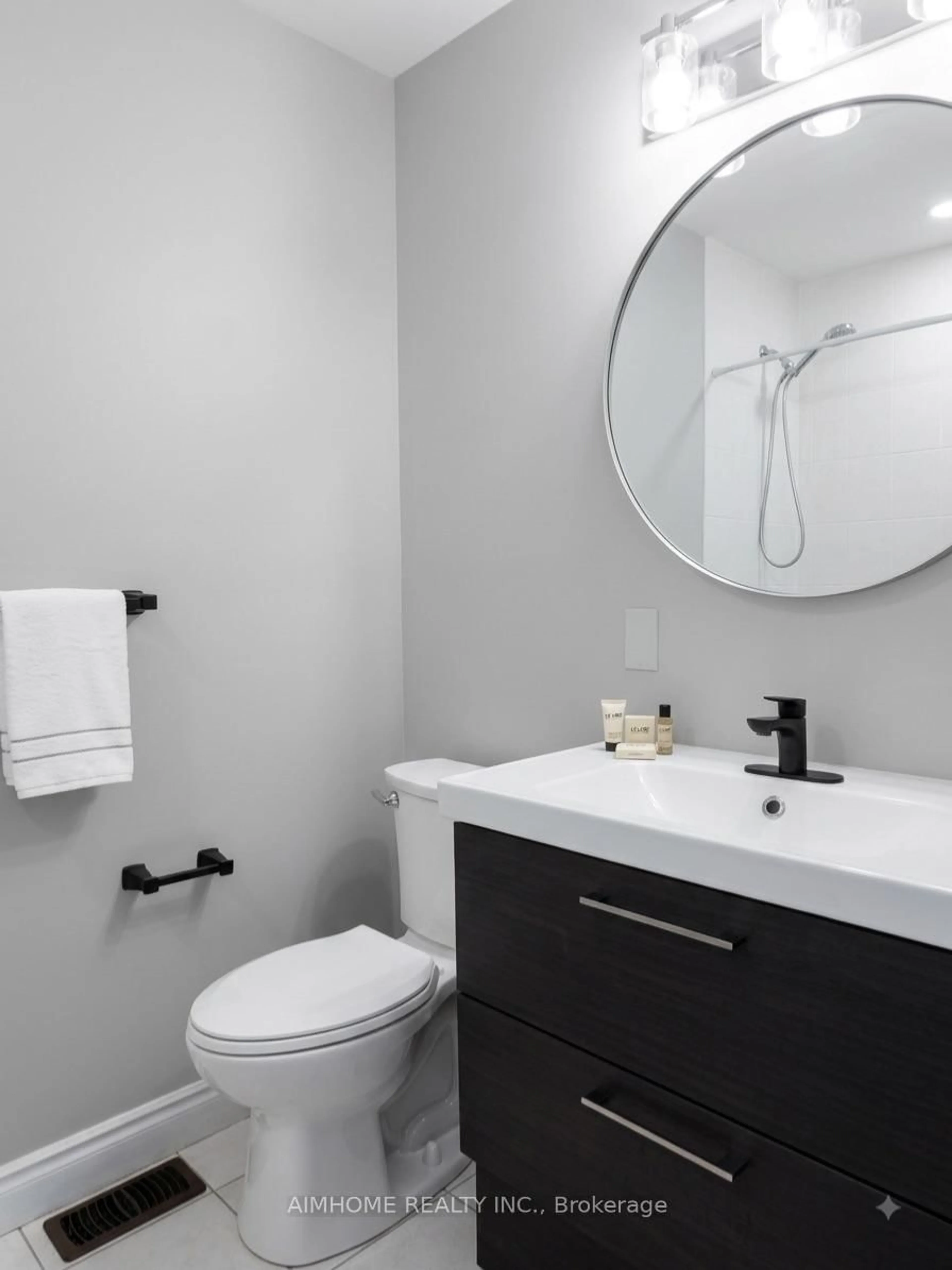 Contemporary bathroom, ceramic/tile floor for 6625 Falconer Dr #57, Mississauga Ontario L5N 0C3