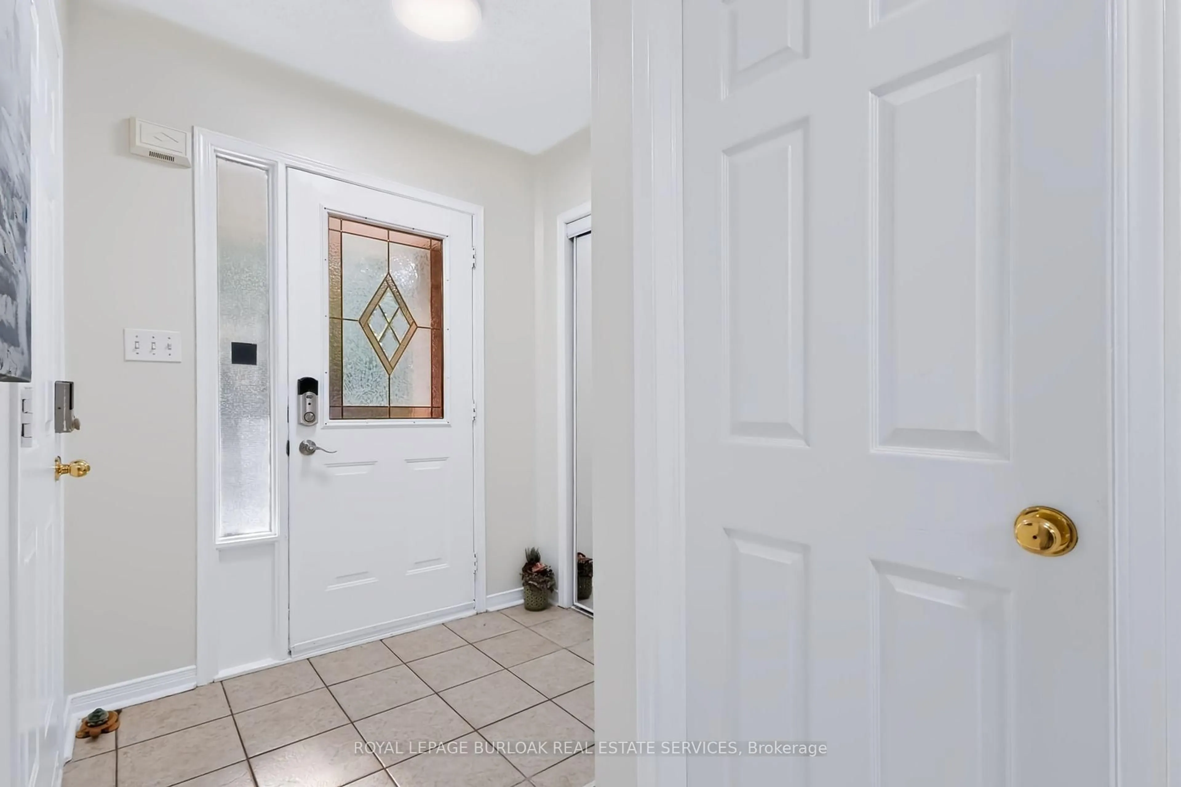 Indoor entryway for 4130 Foxwood Dr, Burlington Ontario L7M 4L3