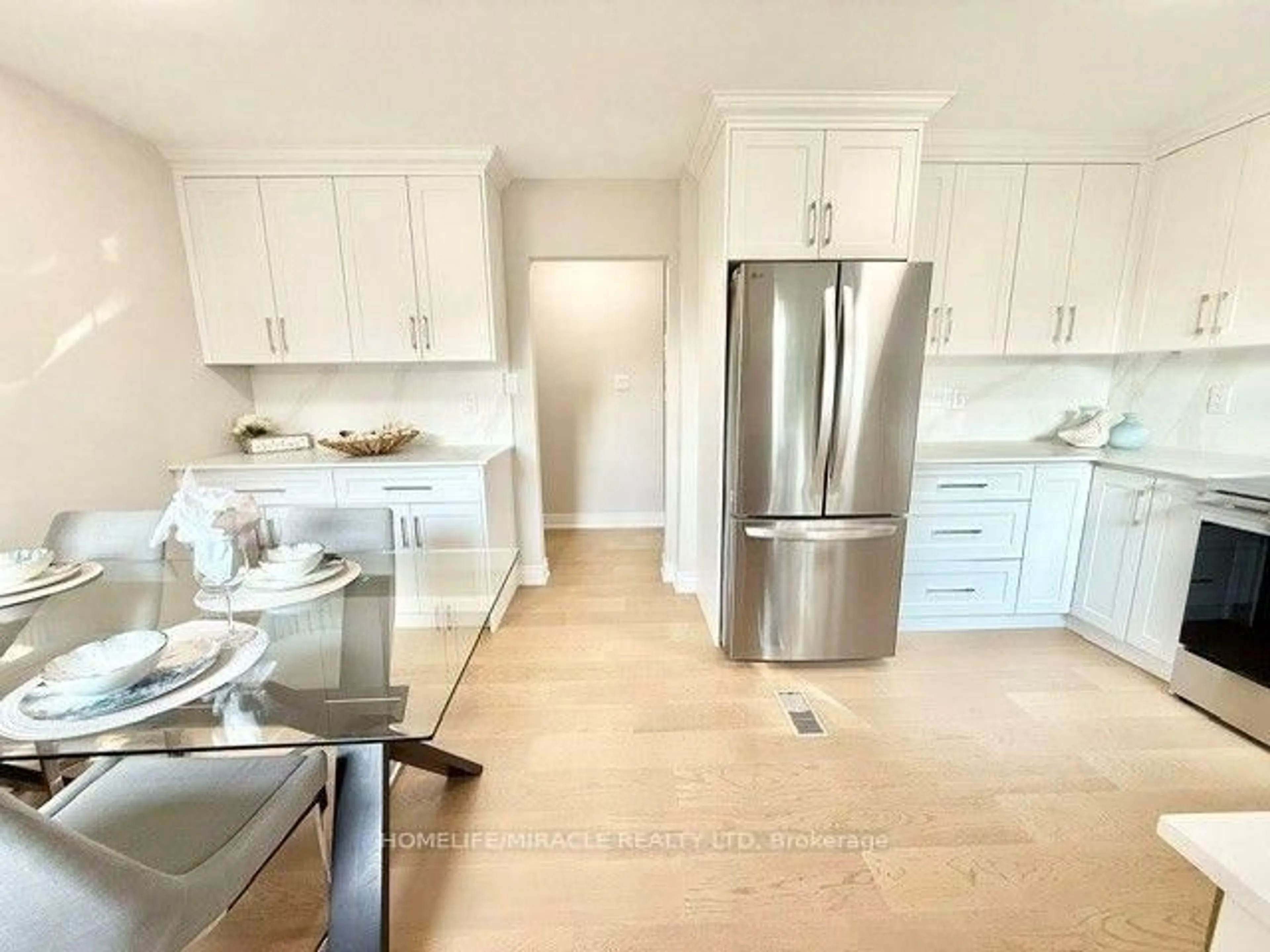 Open concept kitchen, ceramic/tile floor for 2464 Brookhurst Rd, Mississauga Ontario L5J 1R3