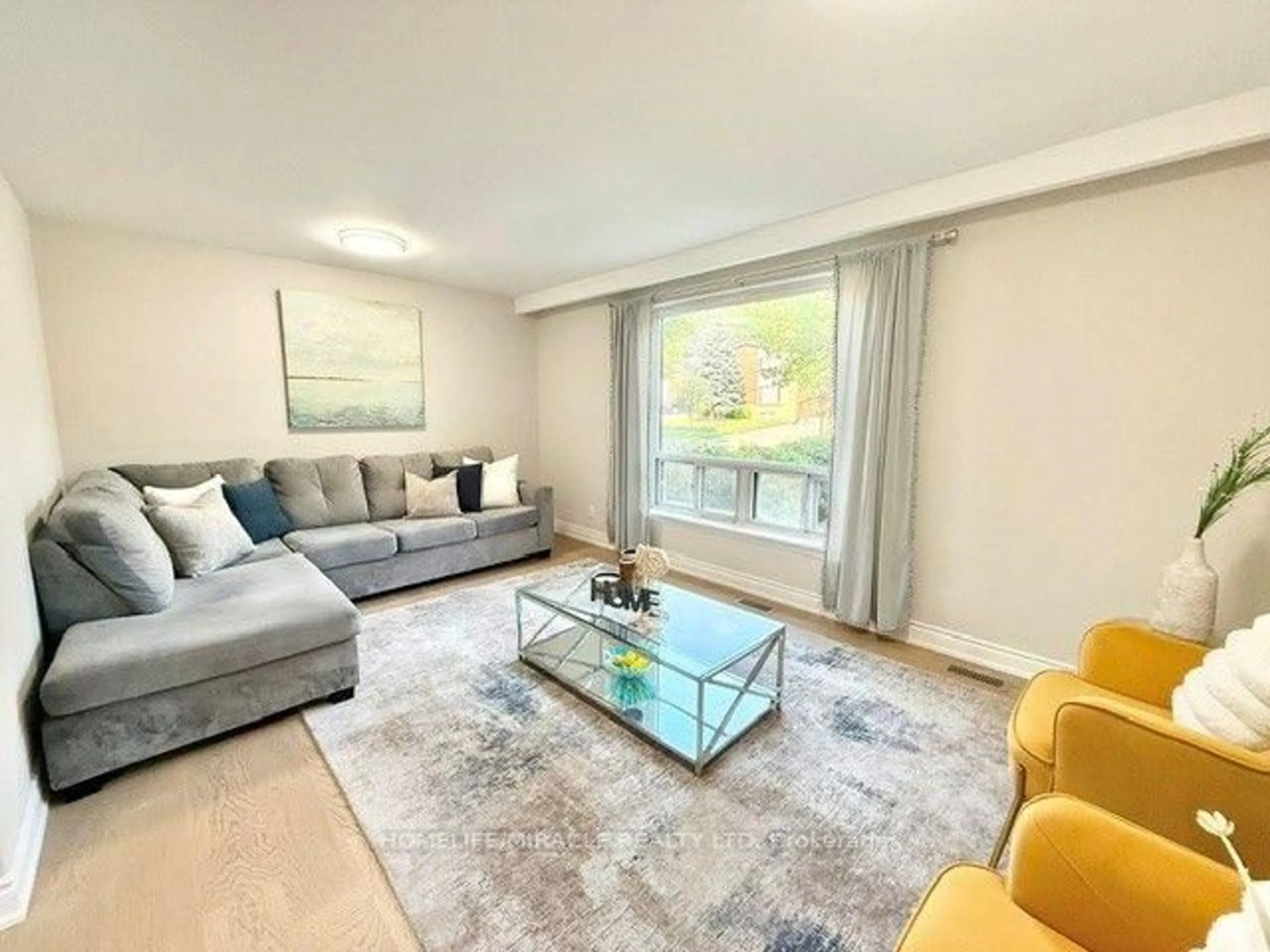 Living room with furniture, unknown for 2464 Brookhurst Rd, Mississauga Ontario L5J 1R3