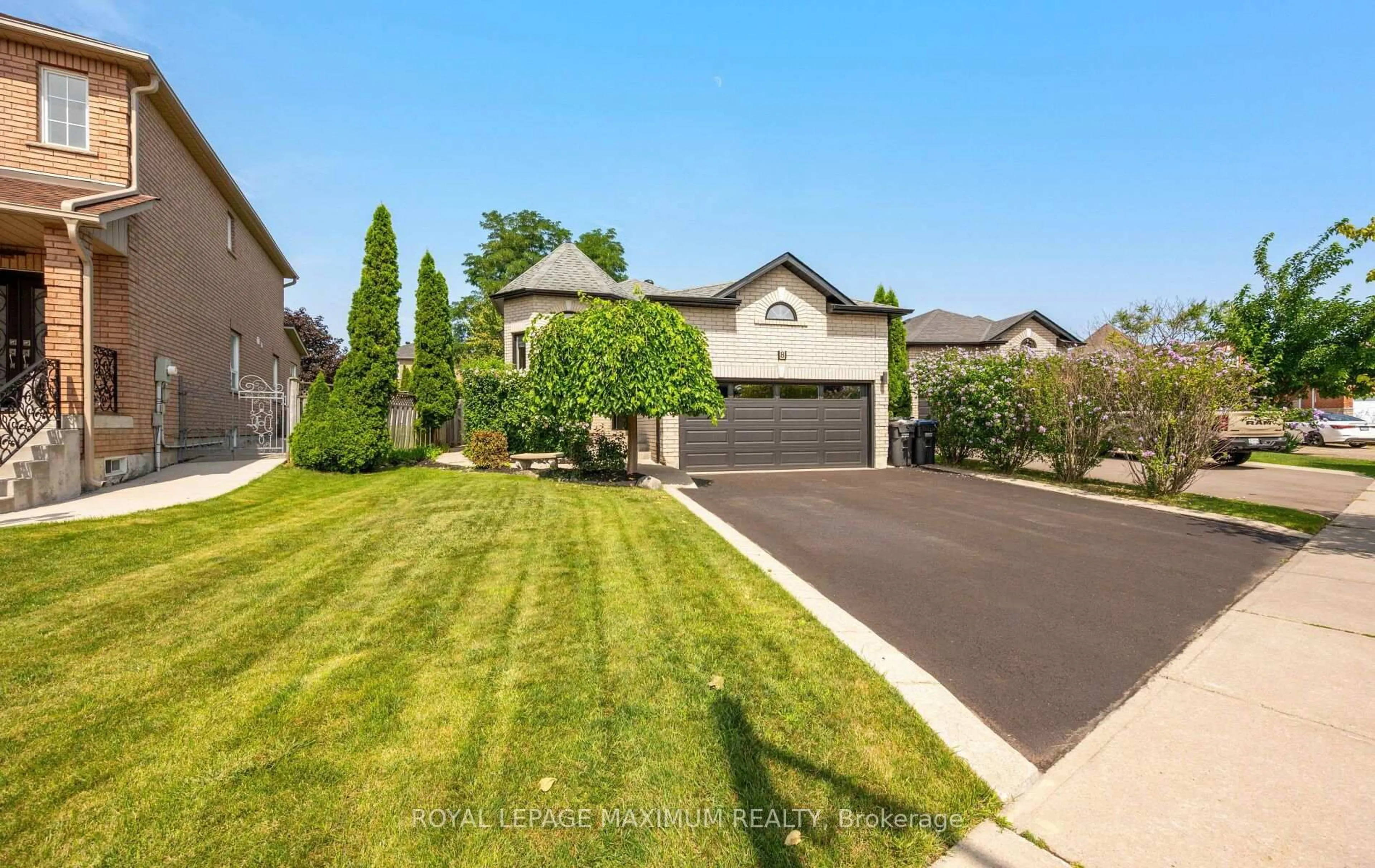 A pic from outside/outdoor area/front of a property/back of a property/a pic from drone, street for 8 Albiwoods Tr, Caledon Ontario L7E 2J6
