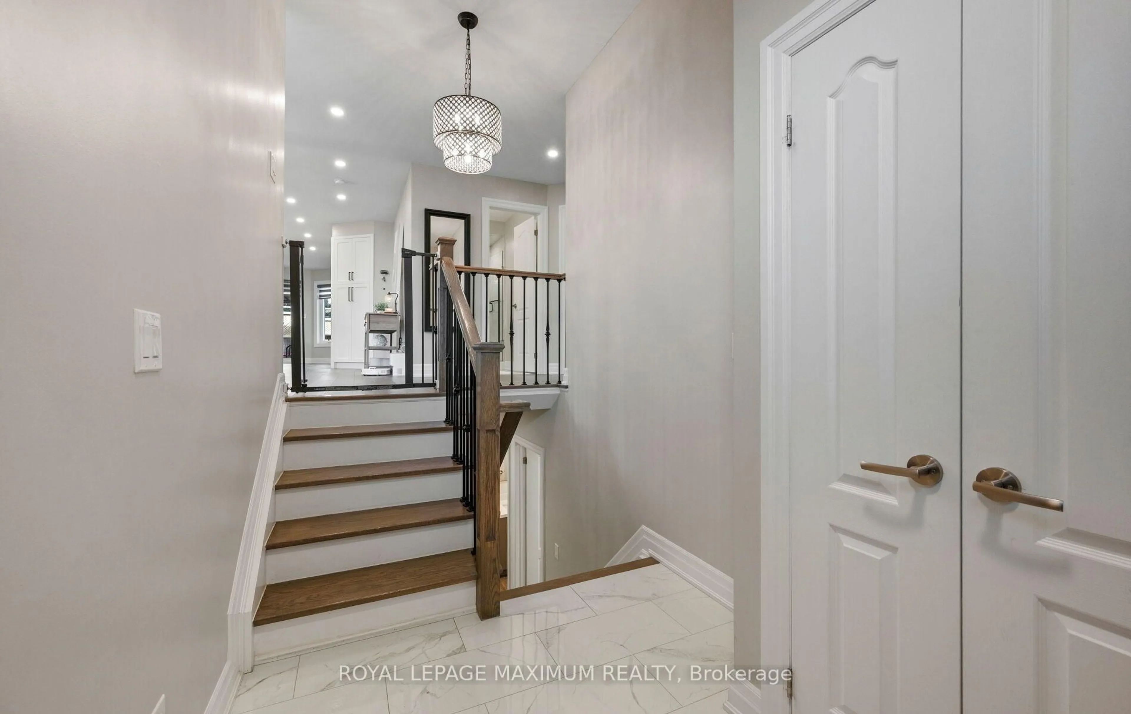 Indoor entryway for 8 Albiwoods Tr, Caledon Ontario L7E 2J6