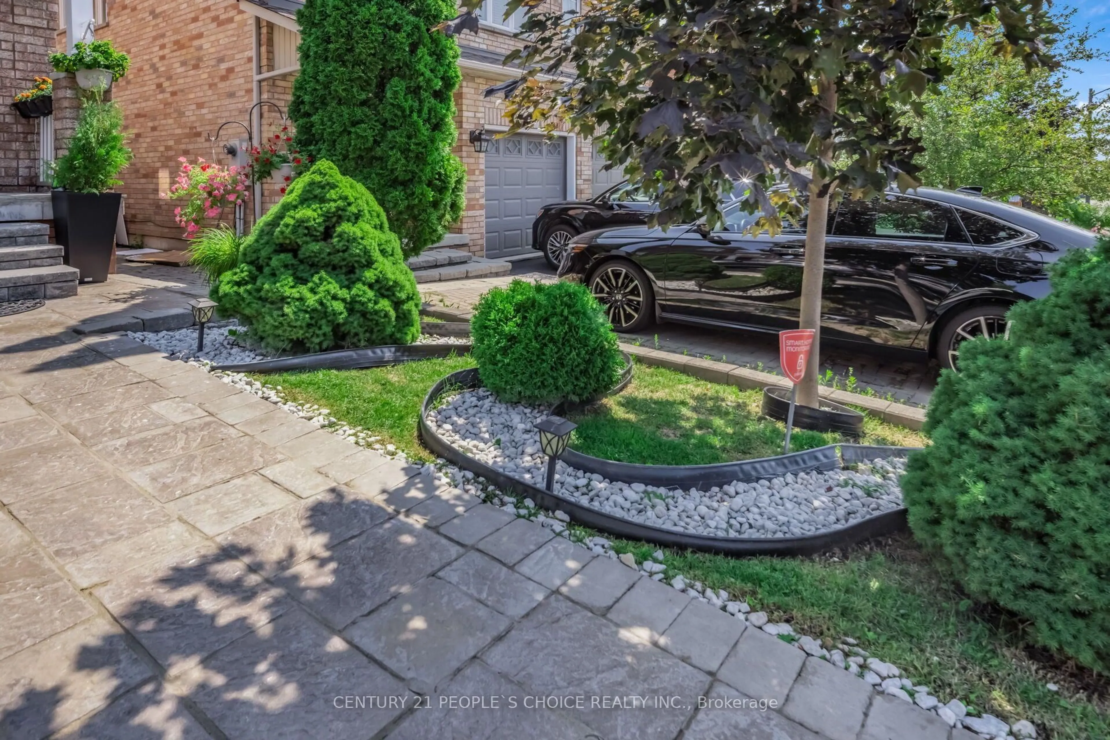 A pic from outside/outdoor area/front of a property/back of a property/a pic from drone, street for 644 Madame St, Mississauga Ontario L5W 1G6
