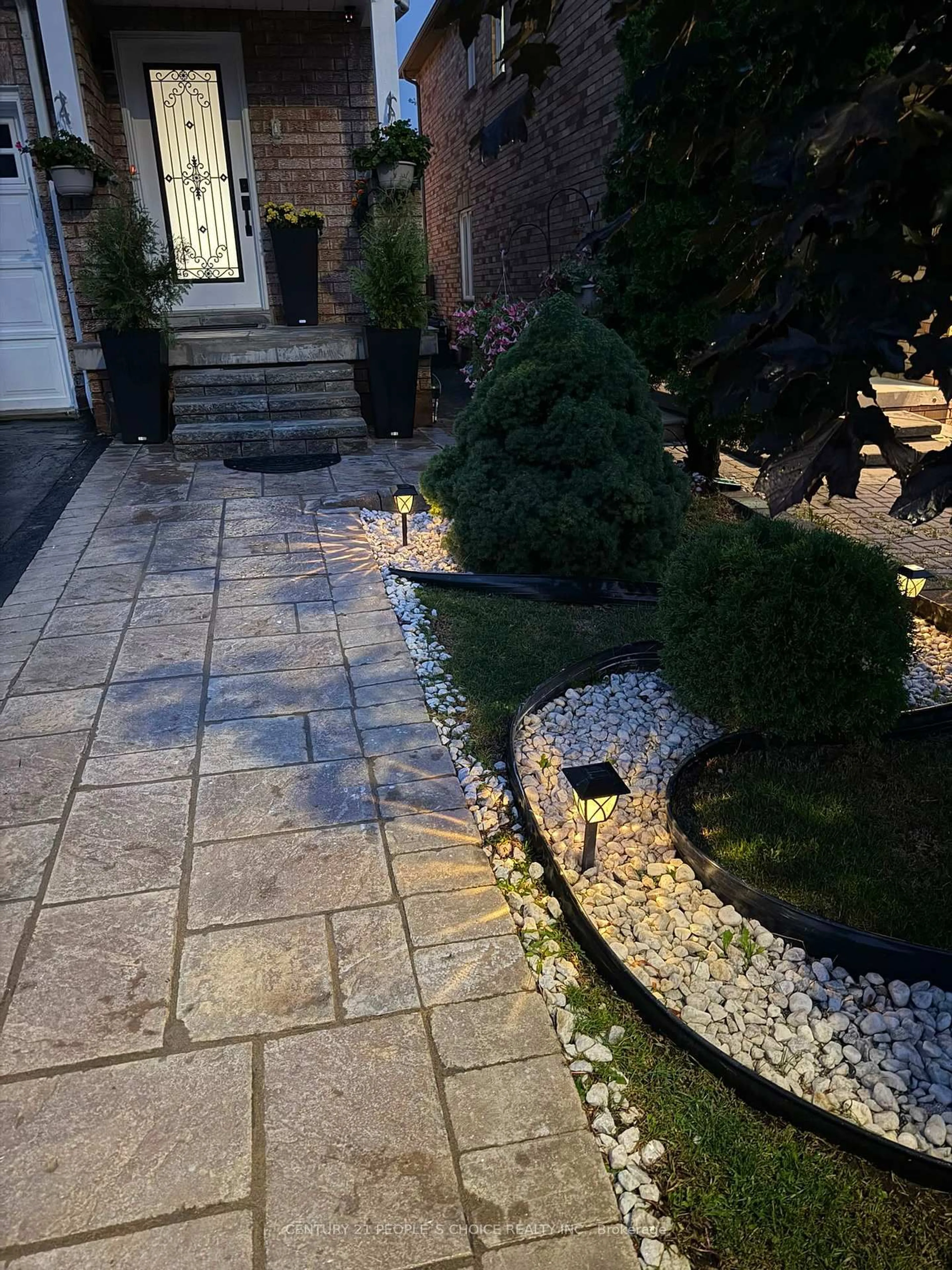 Patio, street for 644 Madame St, Mississauga Ontario L5W 1G6