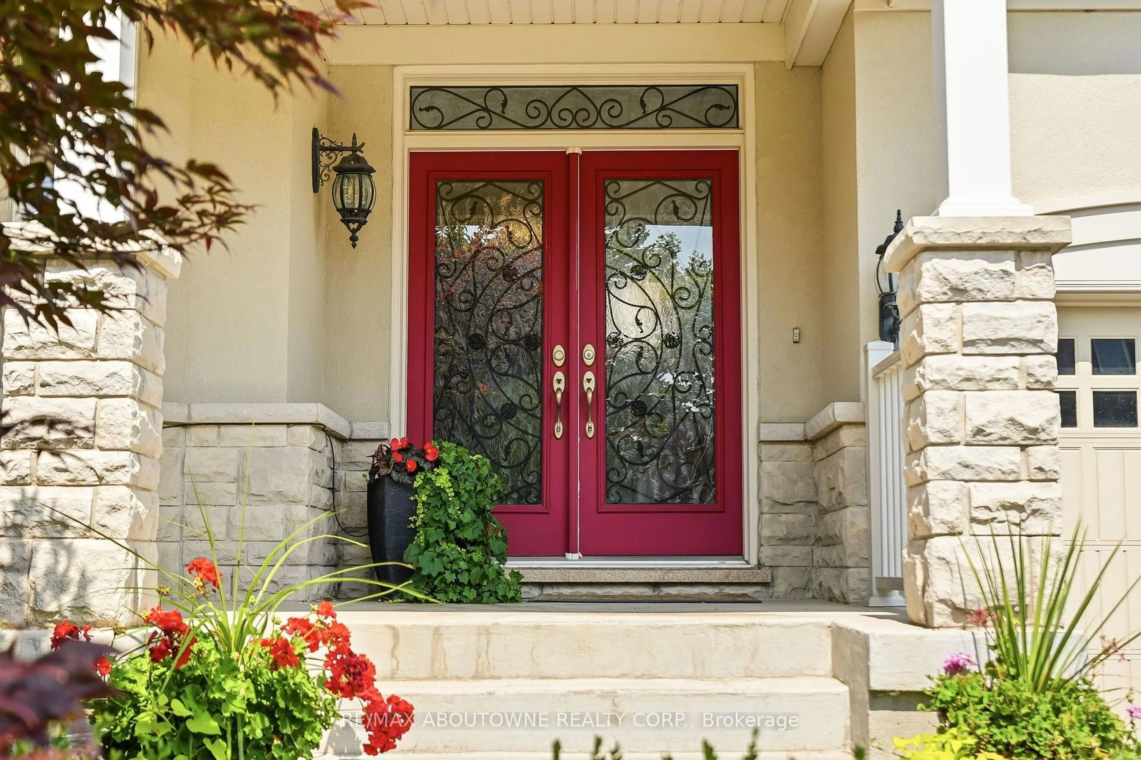 Indoor entryway for 536 Cusick Circ, Milton Ontario L9T 0N1