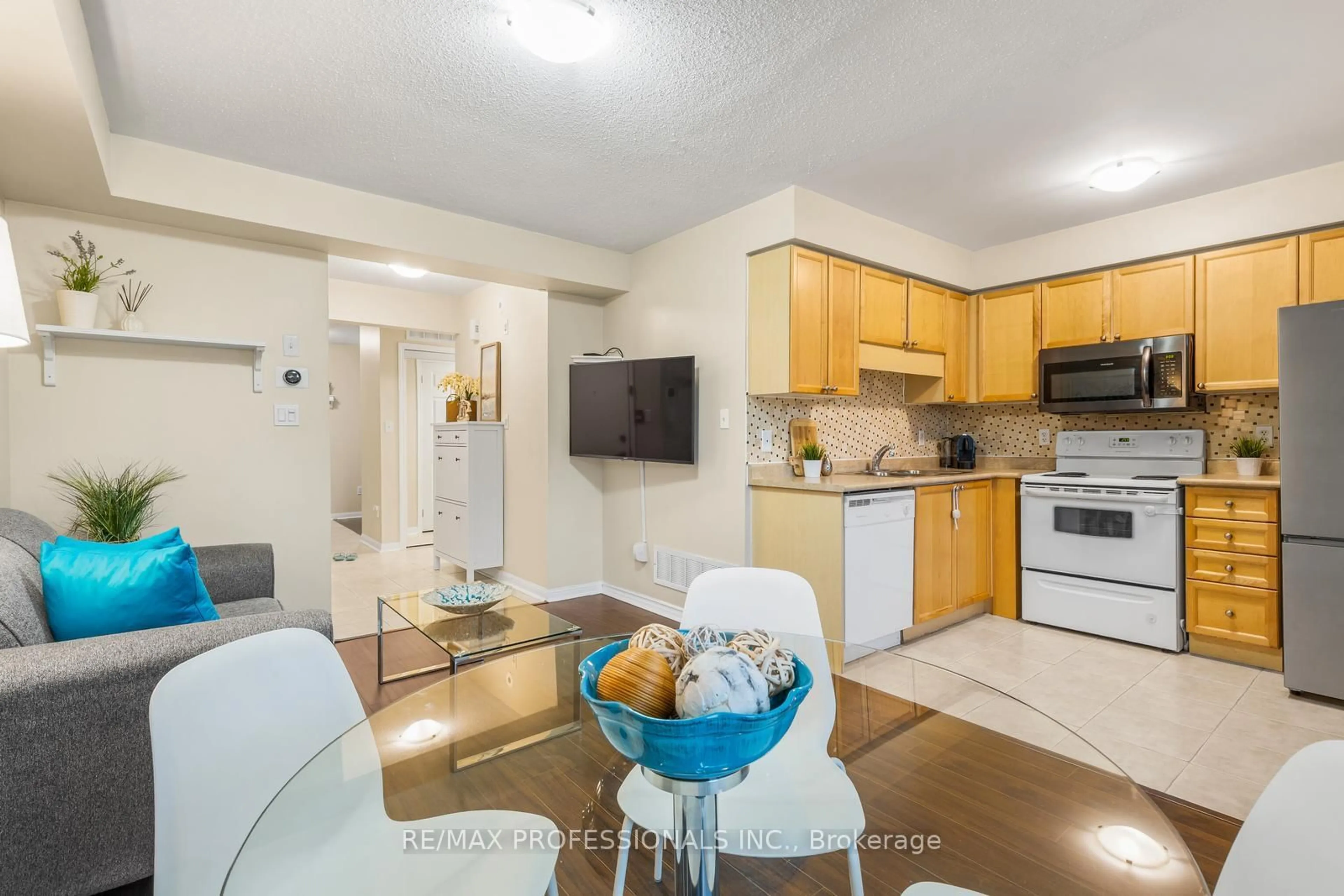 Standard kitchen, unknown for 3025 Elmcreek Rd #5, Mississauga Ontario L5B 0B6