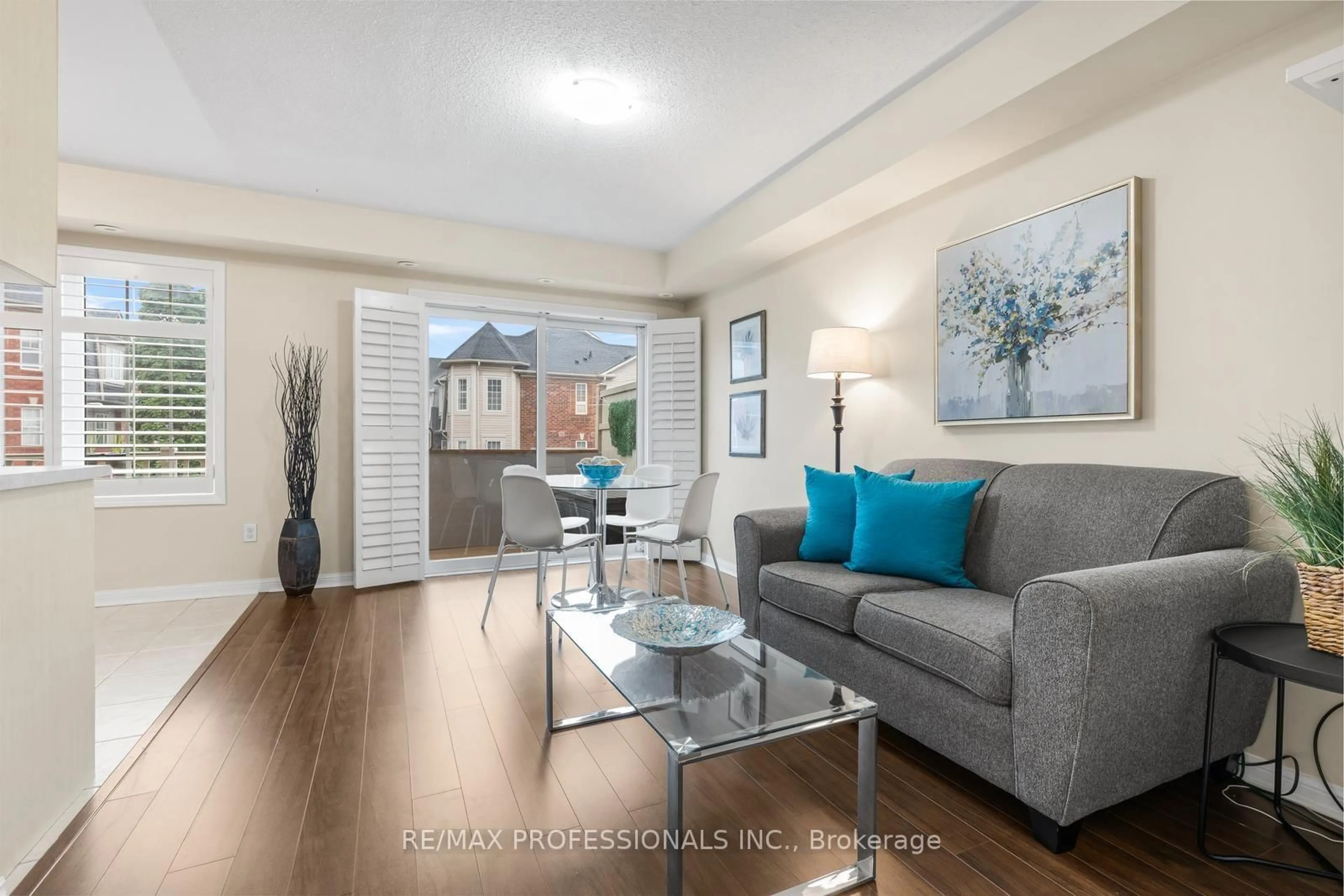Living room with furniture, unknown for 3025 Elmcreek Rd #5, Mississauga Ontario L5B 0B6