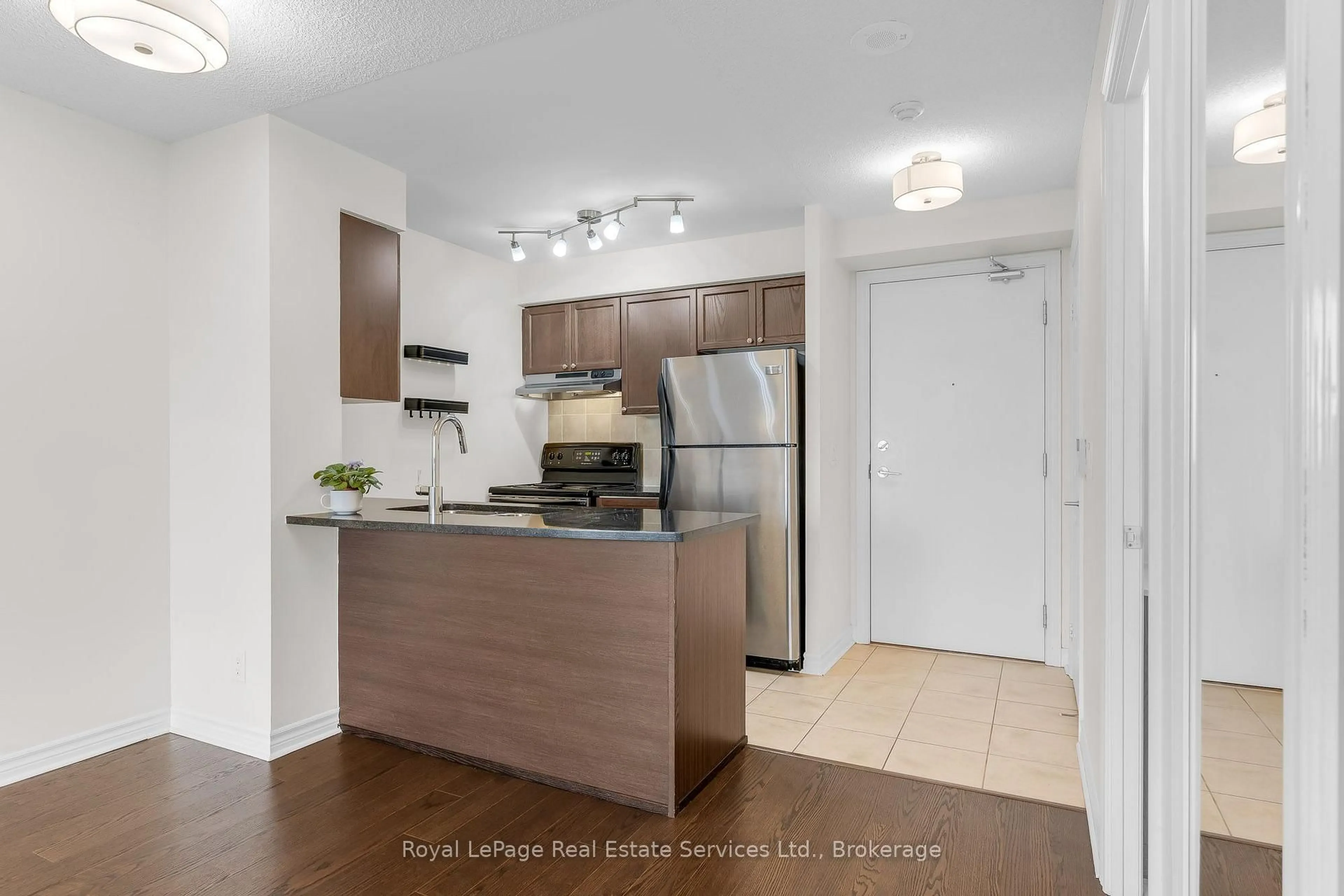 Standard kitchen, unknown for 2379 Central Park Dr #806, Oakville Ontario L6H 0E3