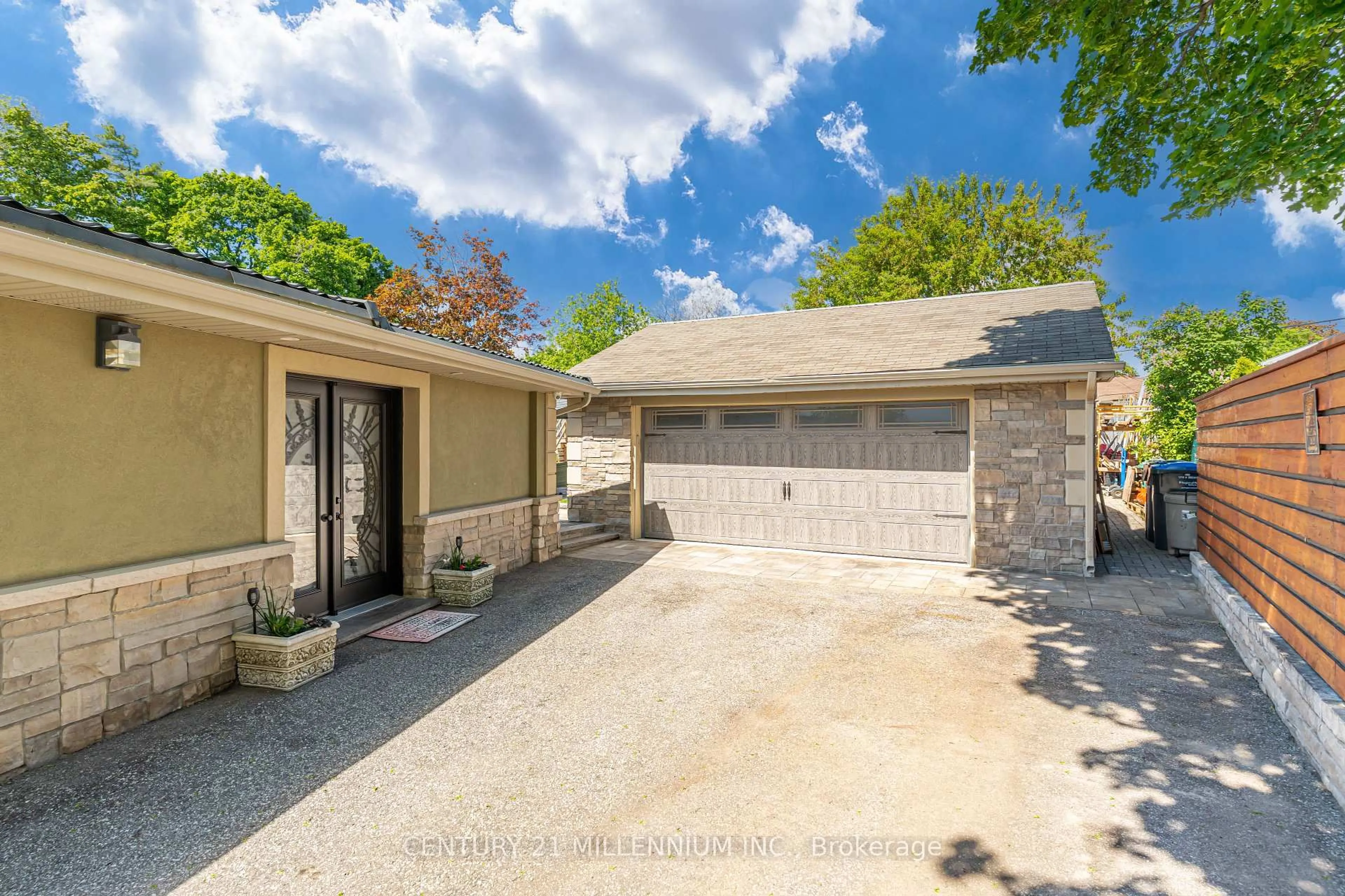 A pic from outside/outdoor area/front of a property/back of a property/a pic from drone, street for 26 Alston Crt, Brampton Ontario L6W 3B6