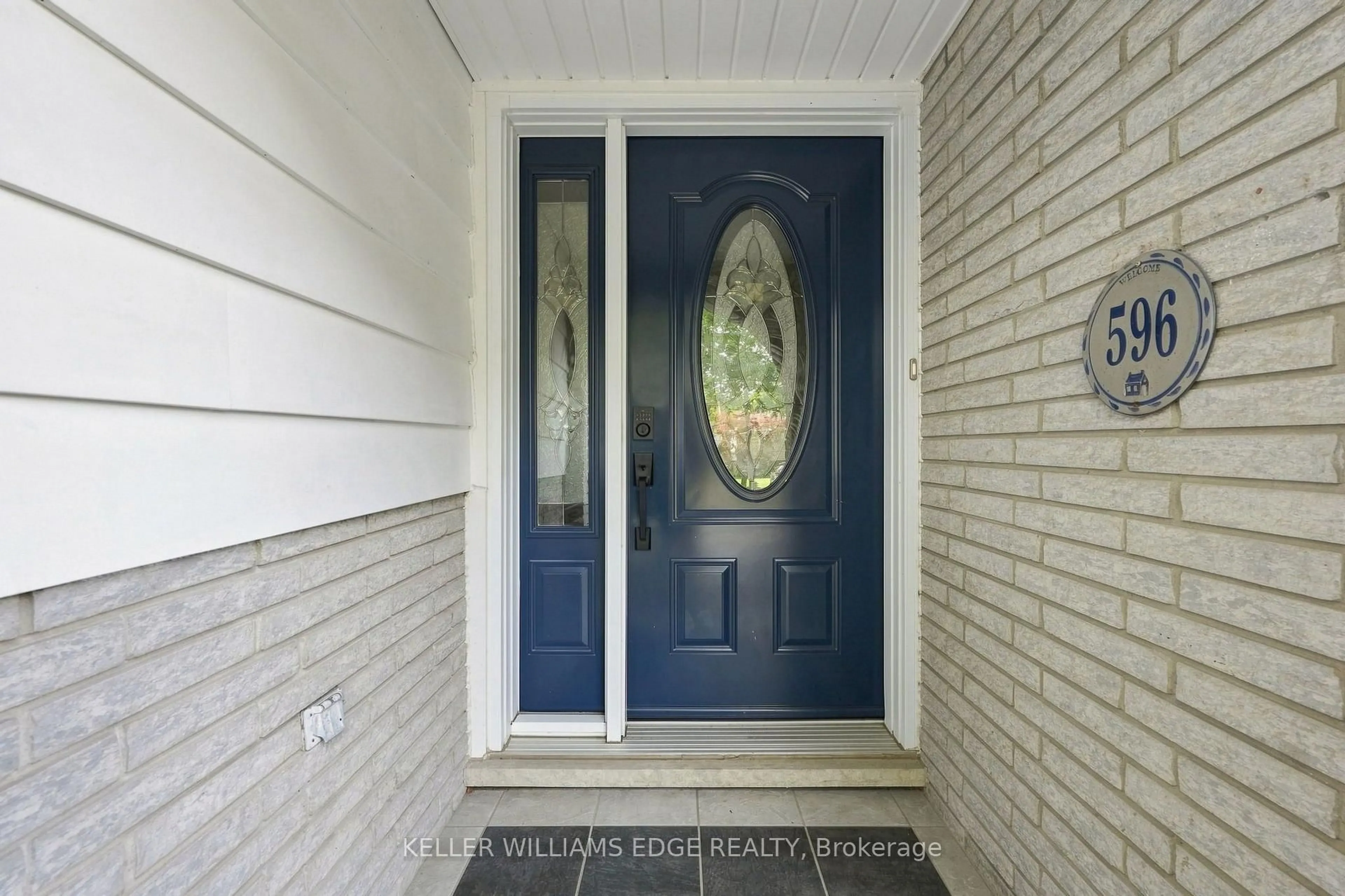 Indoor entryway for 596 Louise Dr, Burlington Ontario L7L 2T9