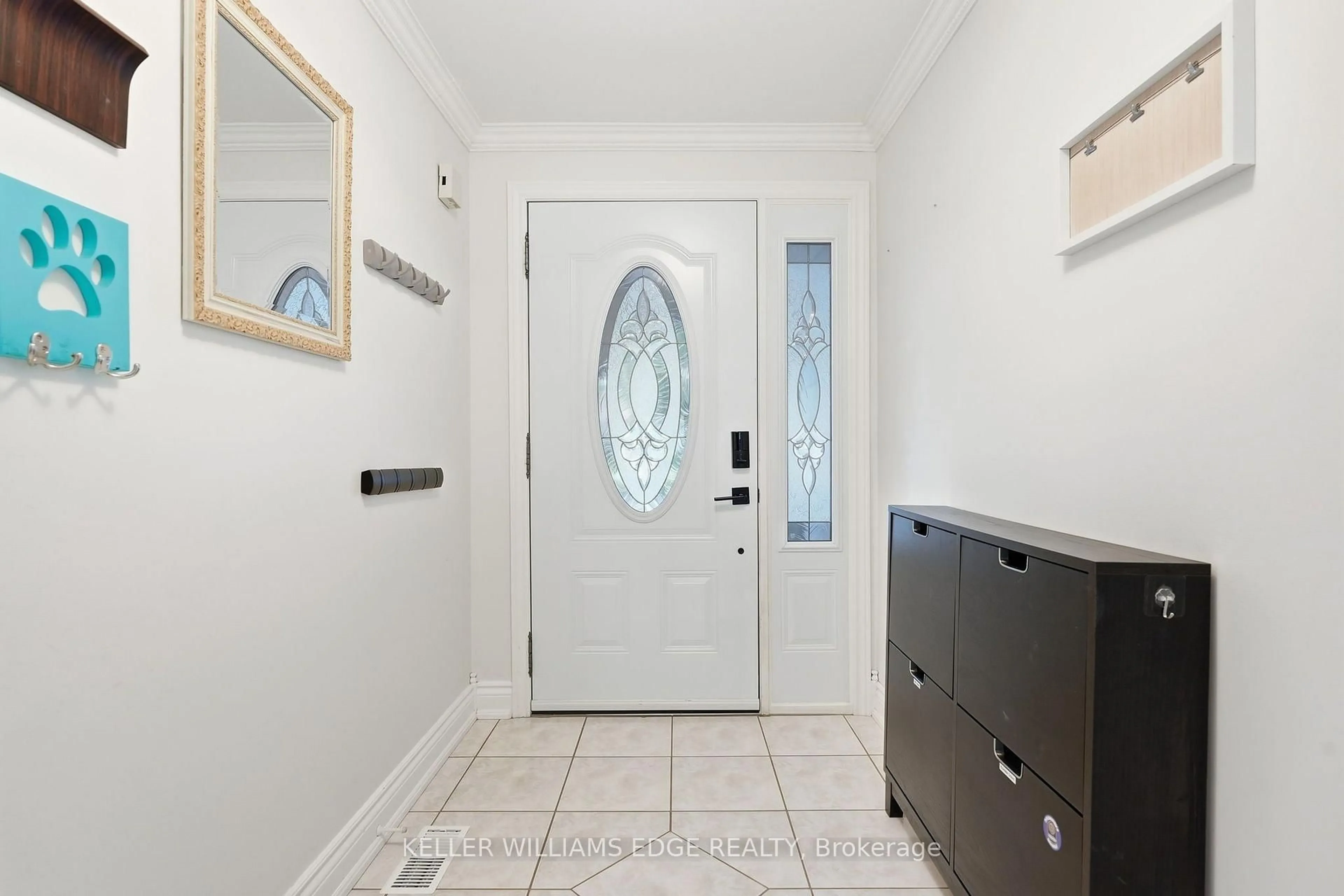 Indoor entryway for 596 Louise Dr, Burlington Ontario L7L 2T9