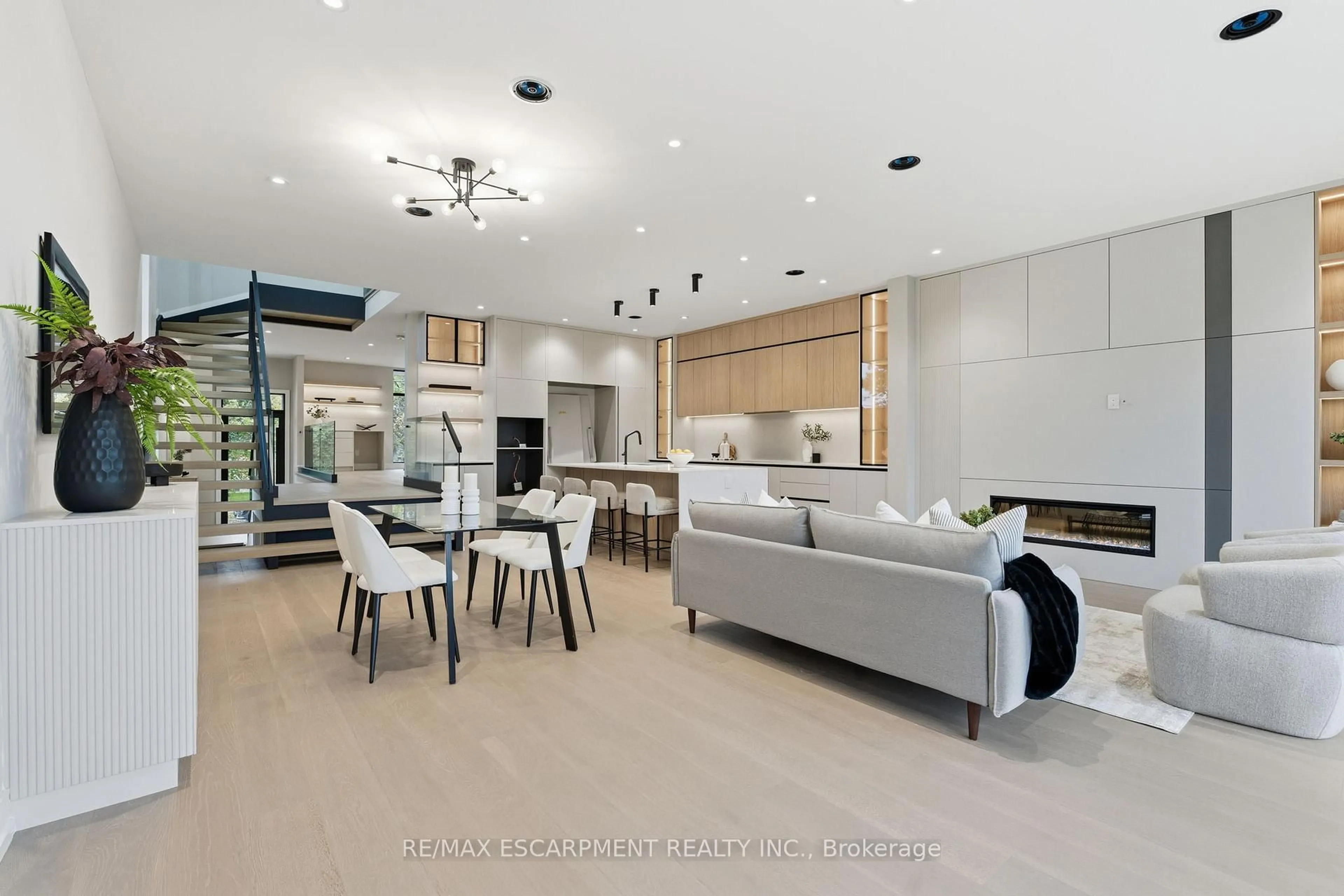 Open concept kitchen, unknown for 957 Halliday Ave, Mississauga Ontario L5E 1P4