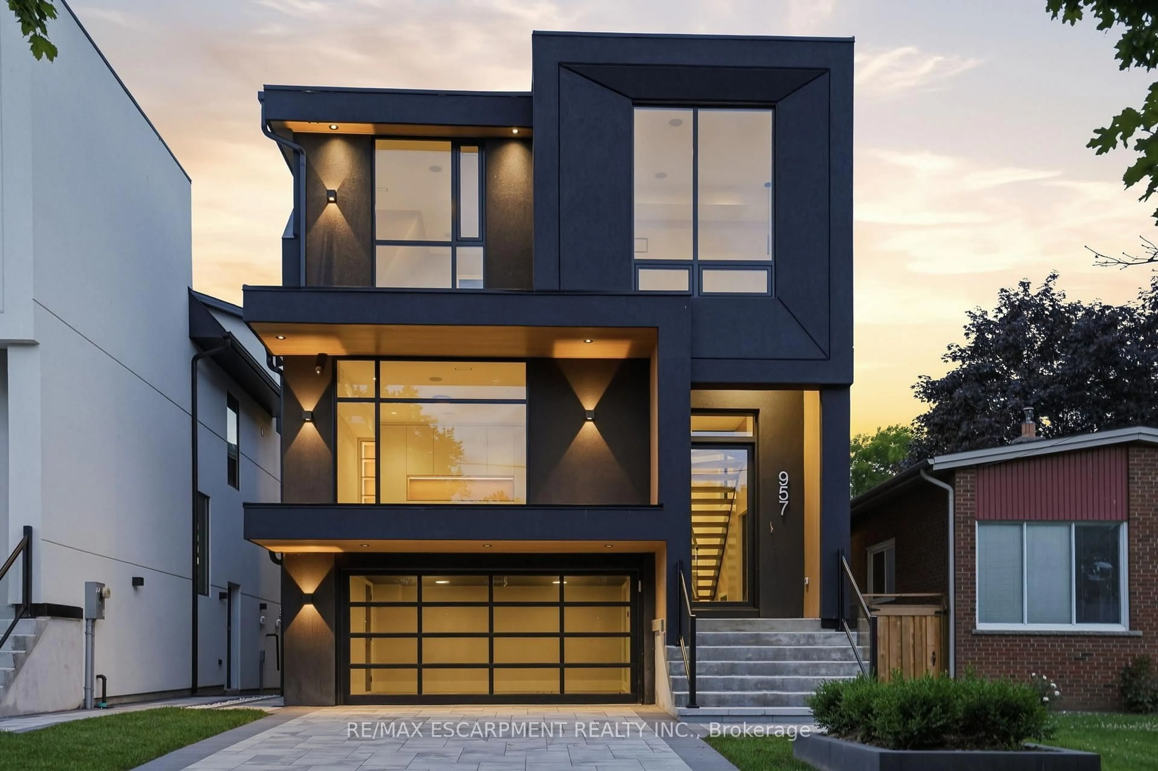 Home with brick exterior material, street for 957 Halliday Ave, Mississauga Ontario L5E 1P4