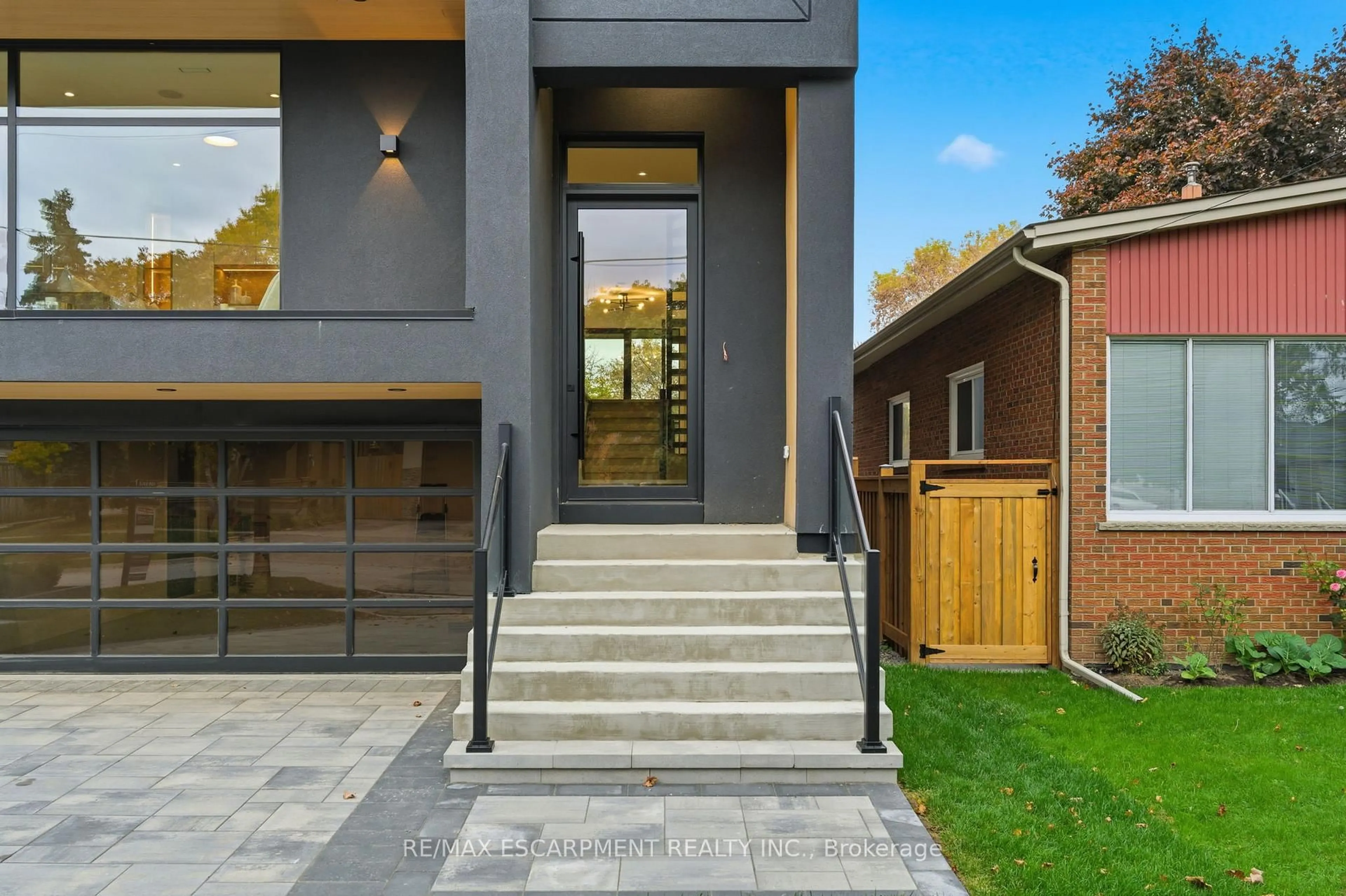 Home with brick exterior material, street for 957 Halliday Ave, Mississauga Ontario L5E 1P4