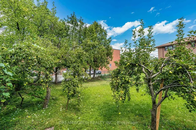 24 Whitburn Cres, Toronto 5