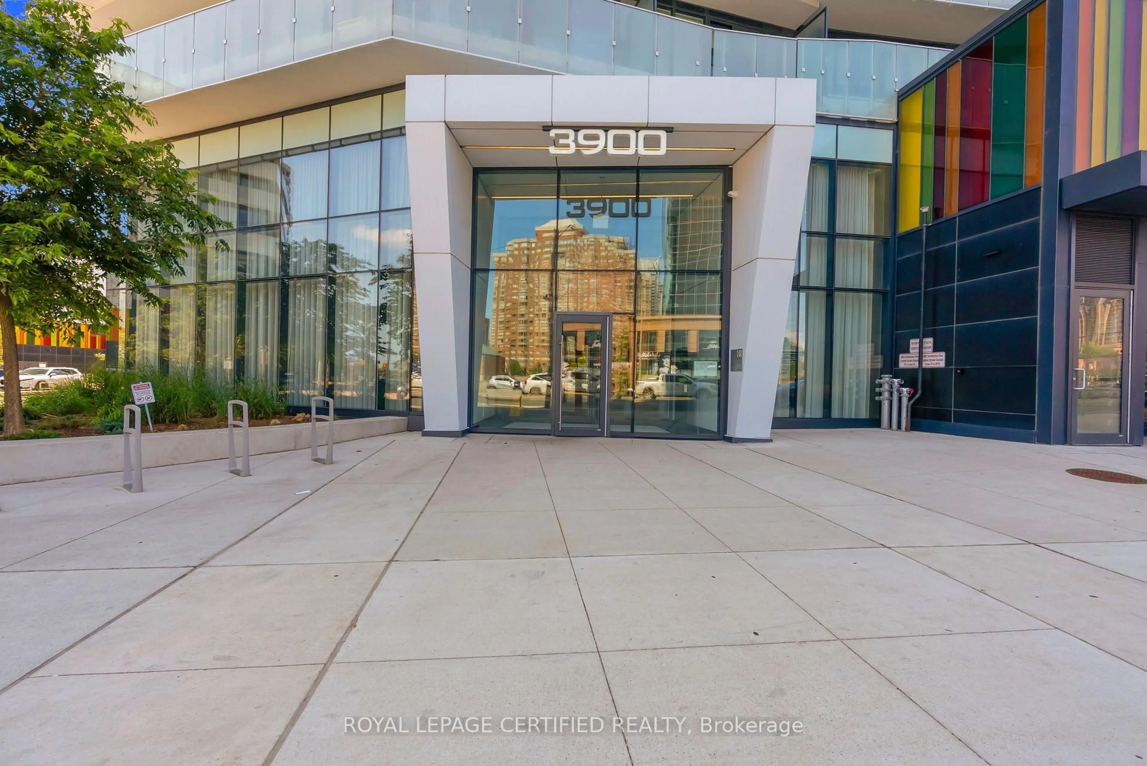 Indoor foyer for 3900 Confederation Pkwy #5907, Mississauga Ontario L5B 0M3