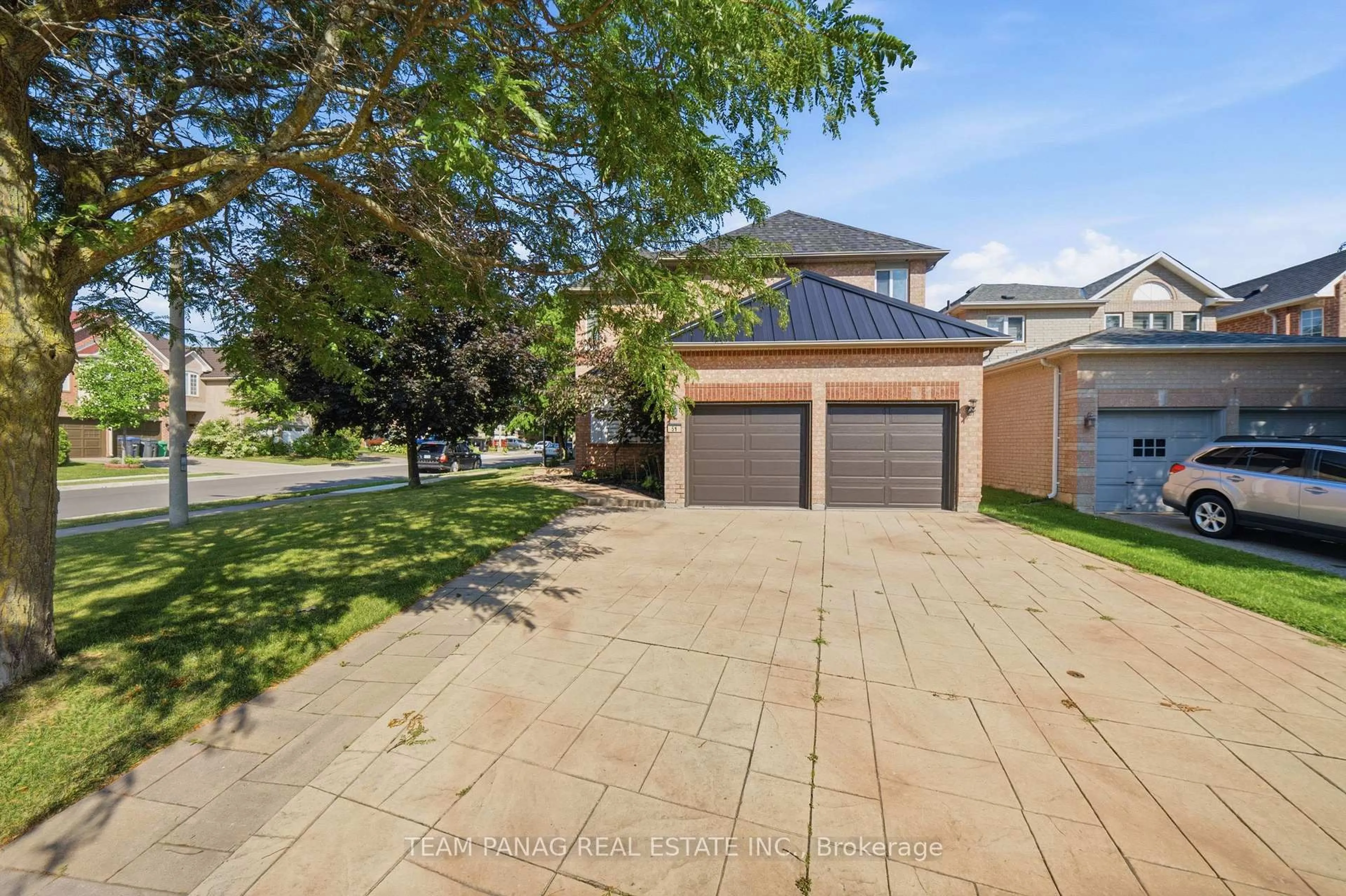 A pic from outside/outdoor area/front of a property/back of a property/a pic from drone, street for 51 Pebblestone Circ, Brampton Ontario L6X 4N2