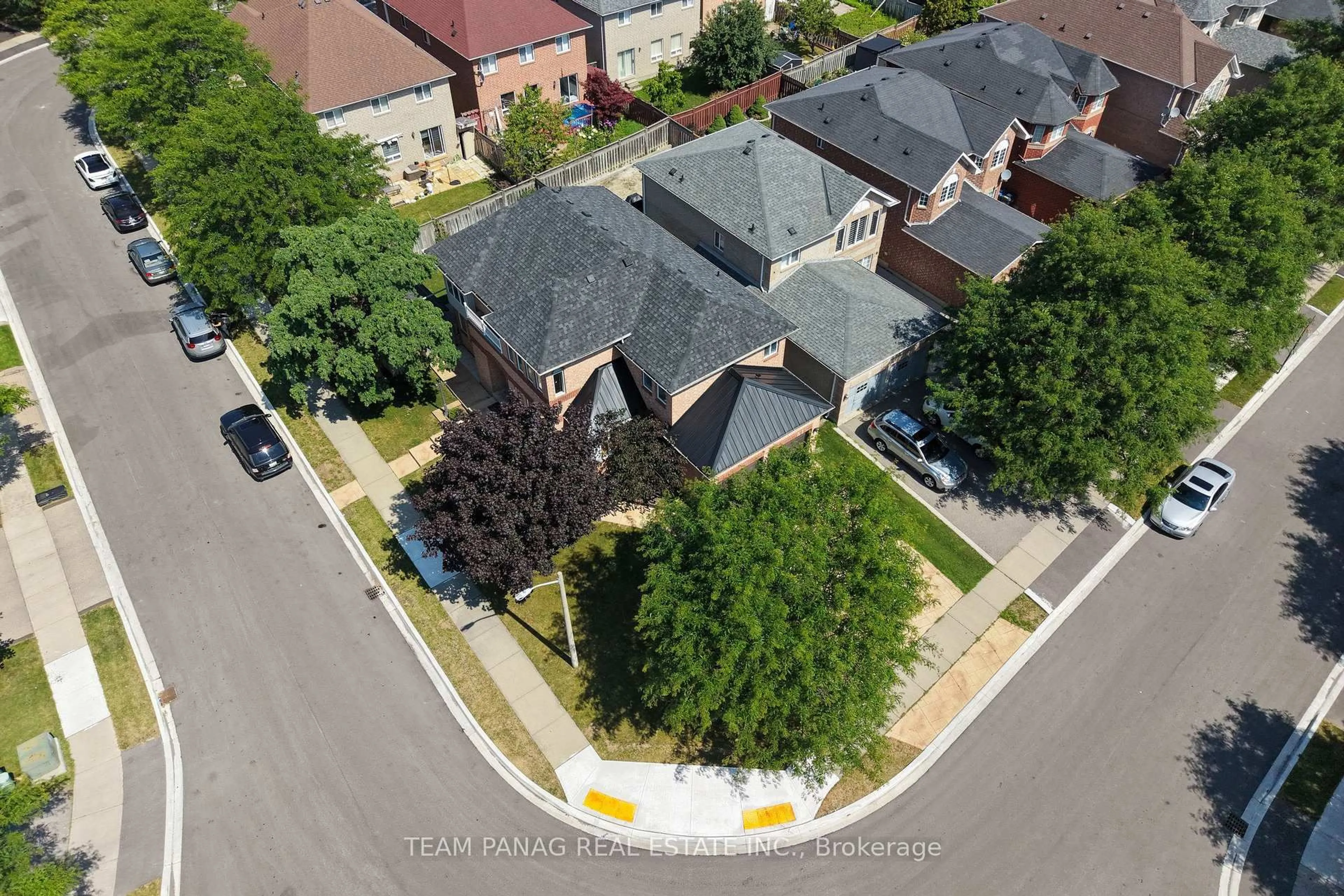 A pic from outside/outdoor area/front of a property/back of a property/a pic from drone, street for 51 Pebblestone Circ, Brampton Ontario L6X 4N2