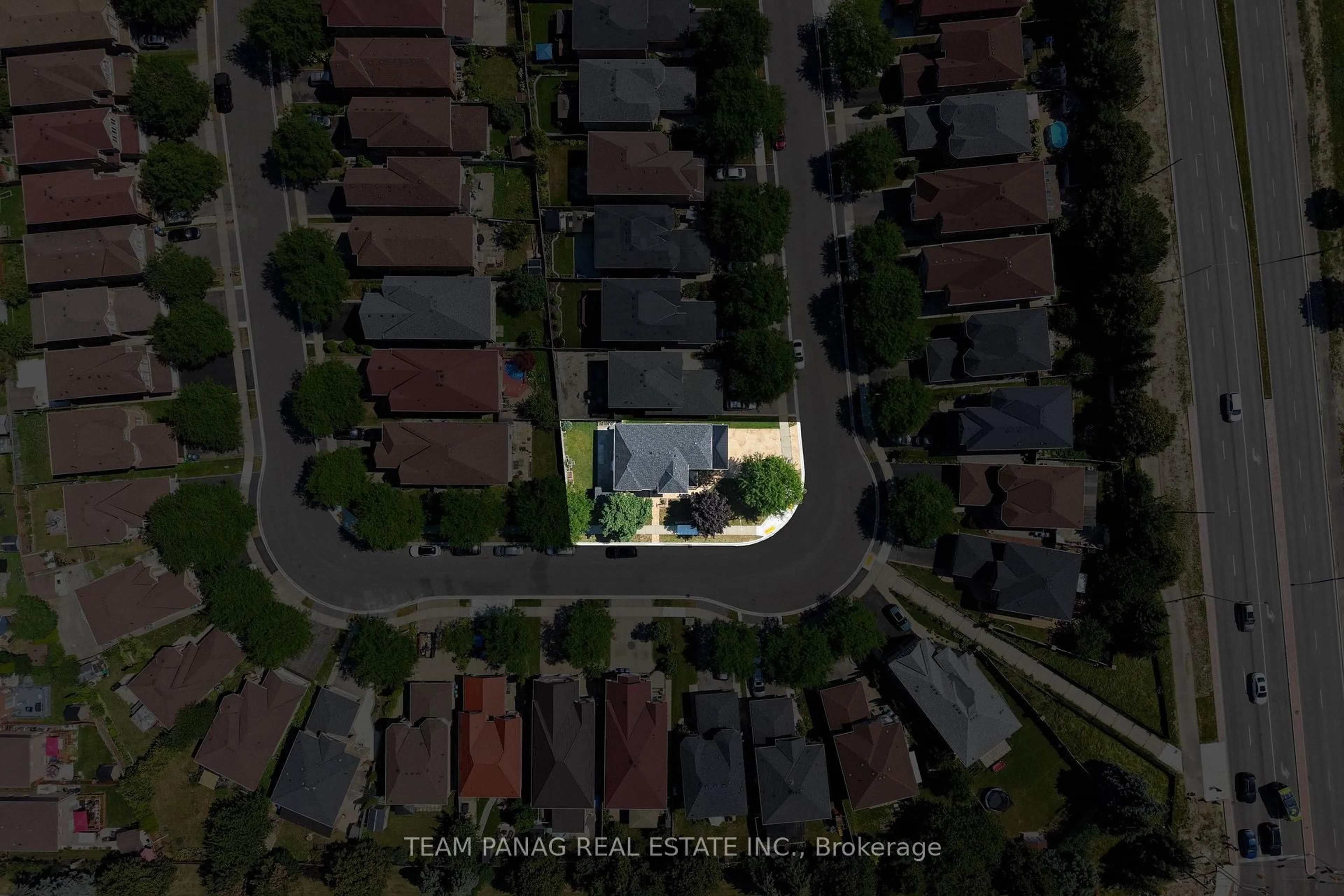 A pic from outside/outdoor area/front of a property/back of a property/a pic from drone, street for 51 Pebblestone Circ, Brampton Ontario L6X 4N2