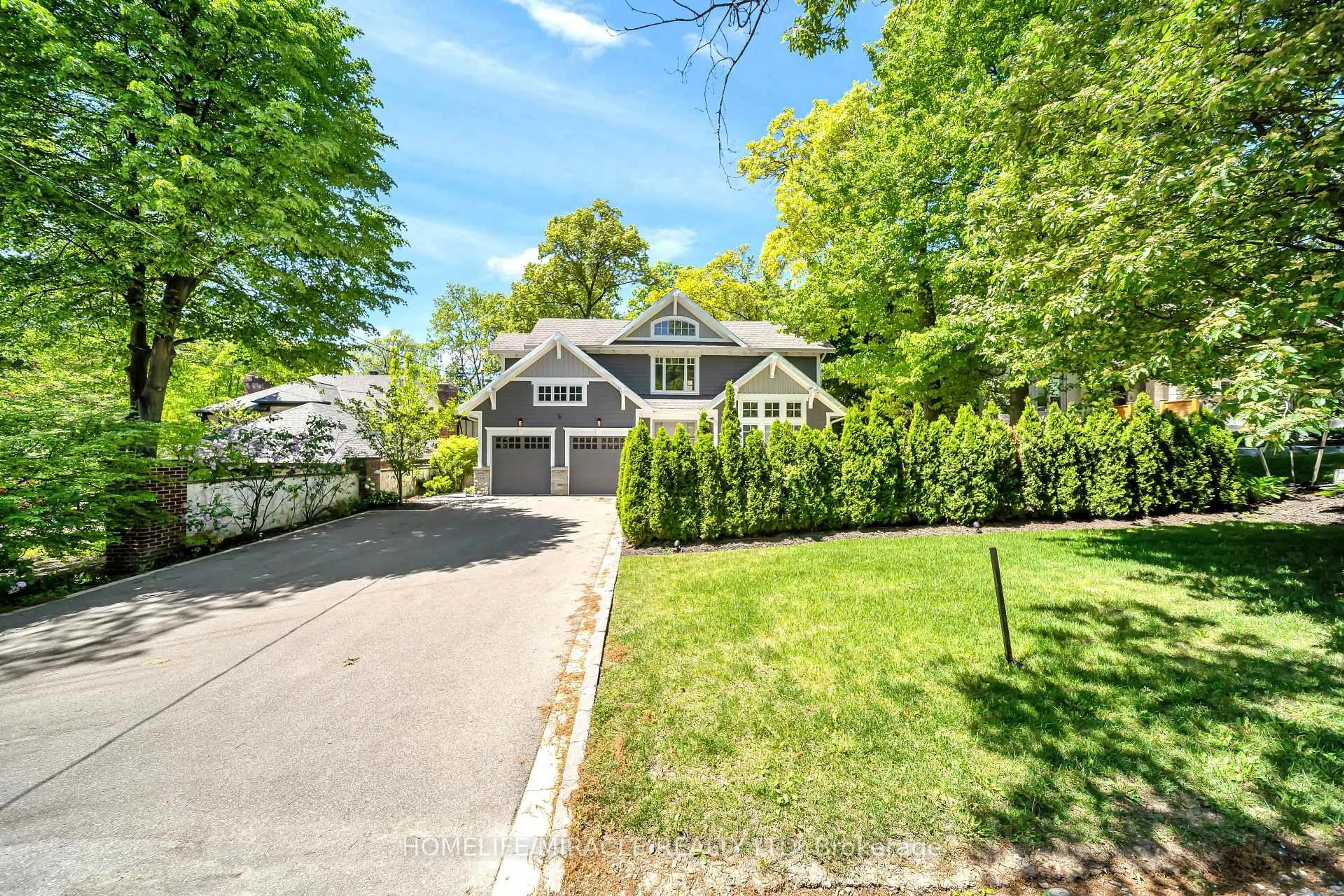 A pic from outside/outdoor area/front of a property/back of a property/a pic from drone, street for 271 Oakhill Rd, Mississauga Ontario L5G 2P8