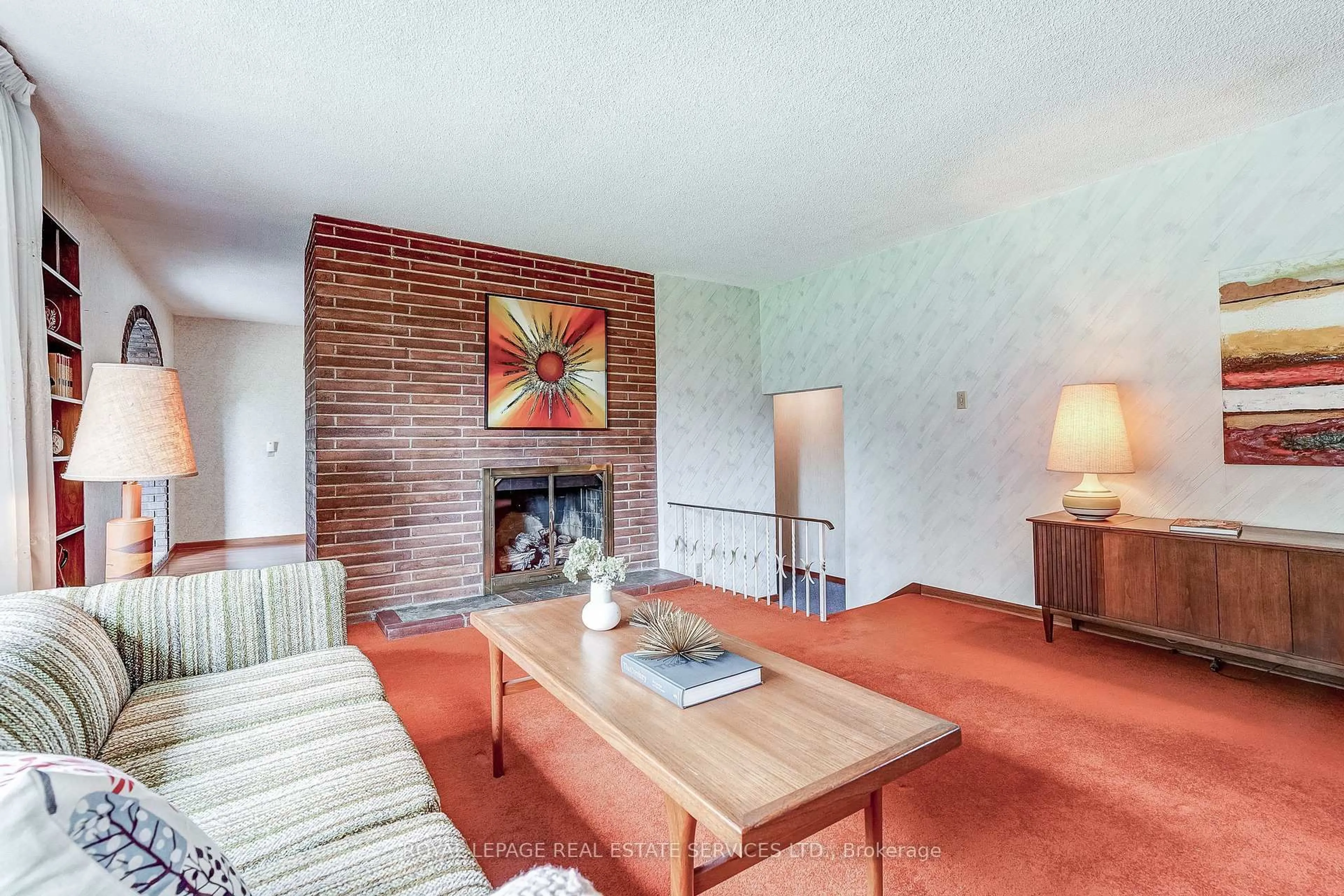 Living room with furniture, carpet floor for 4 Sora Dr, Mississauga Ontario L5M 1A8
