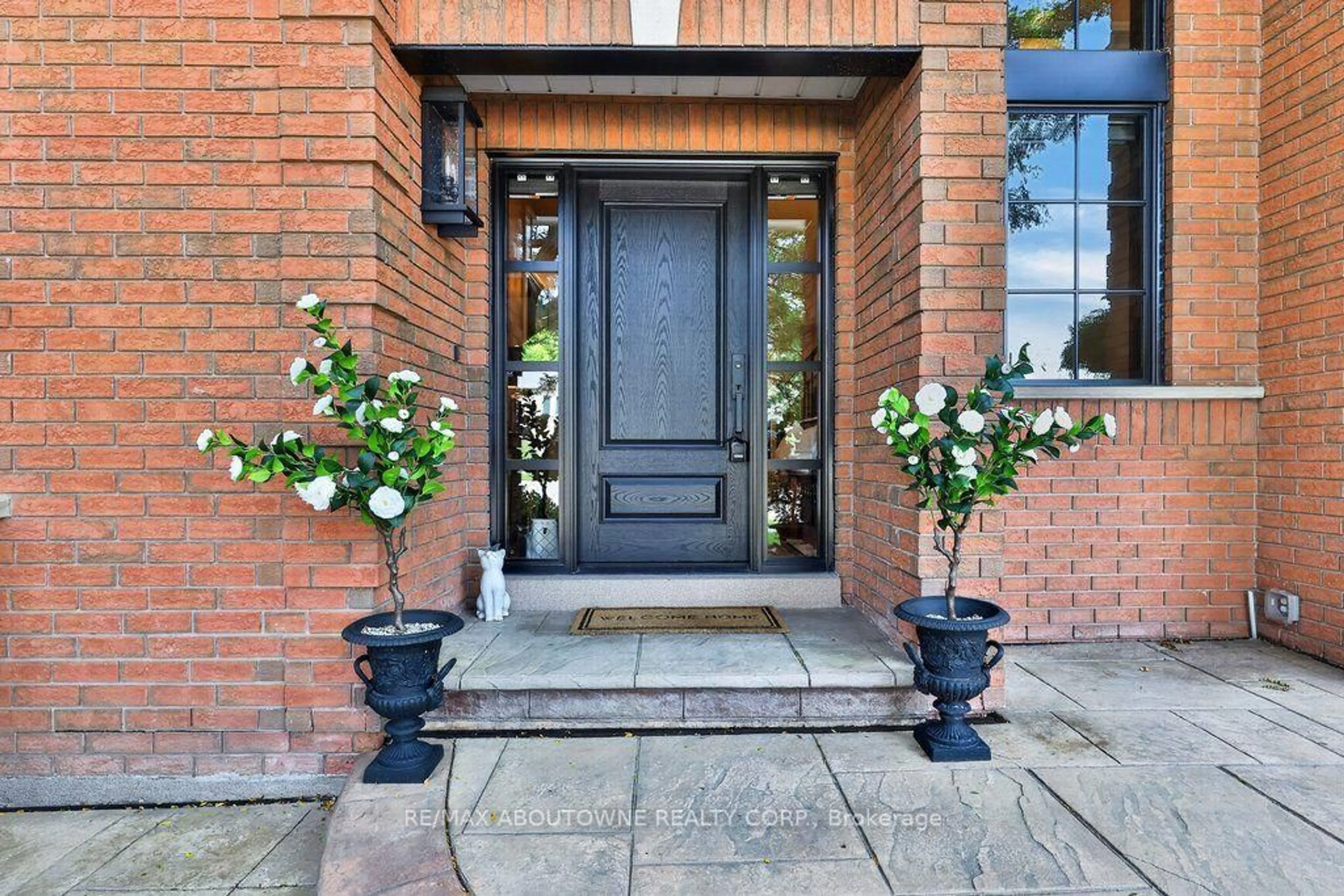 Indoor entryway for 324 Oakridge Crt, Oakville Ontario L6H 5T9