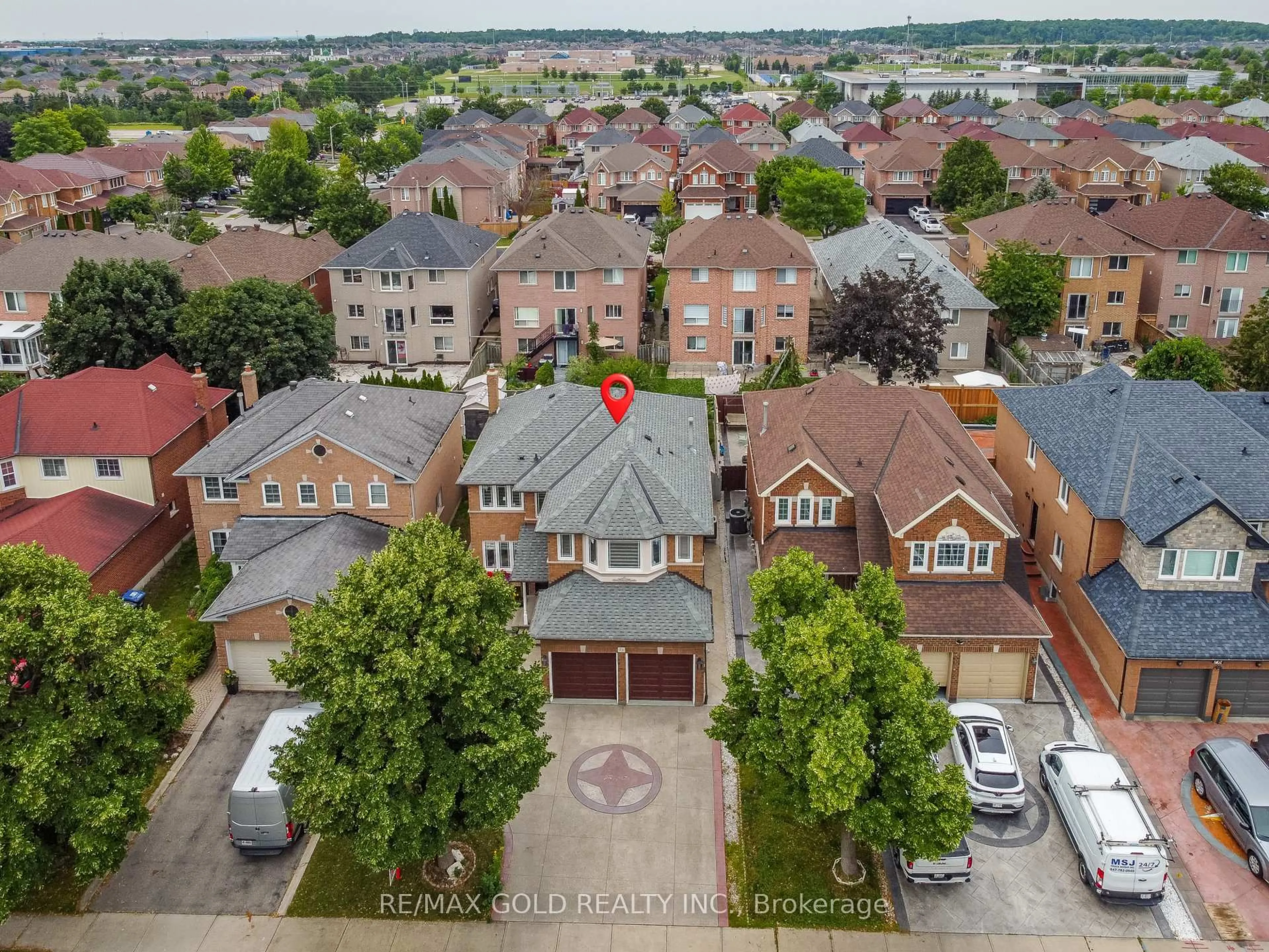 A pic from outside/outdoor area/front of a property/back of a property/a pic from drone, city buildings view from balcony for 72 Rainforest Dr, Brampton Ontario L6R 1B1
