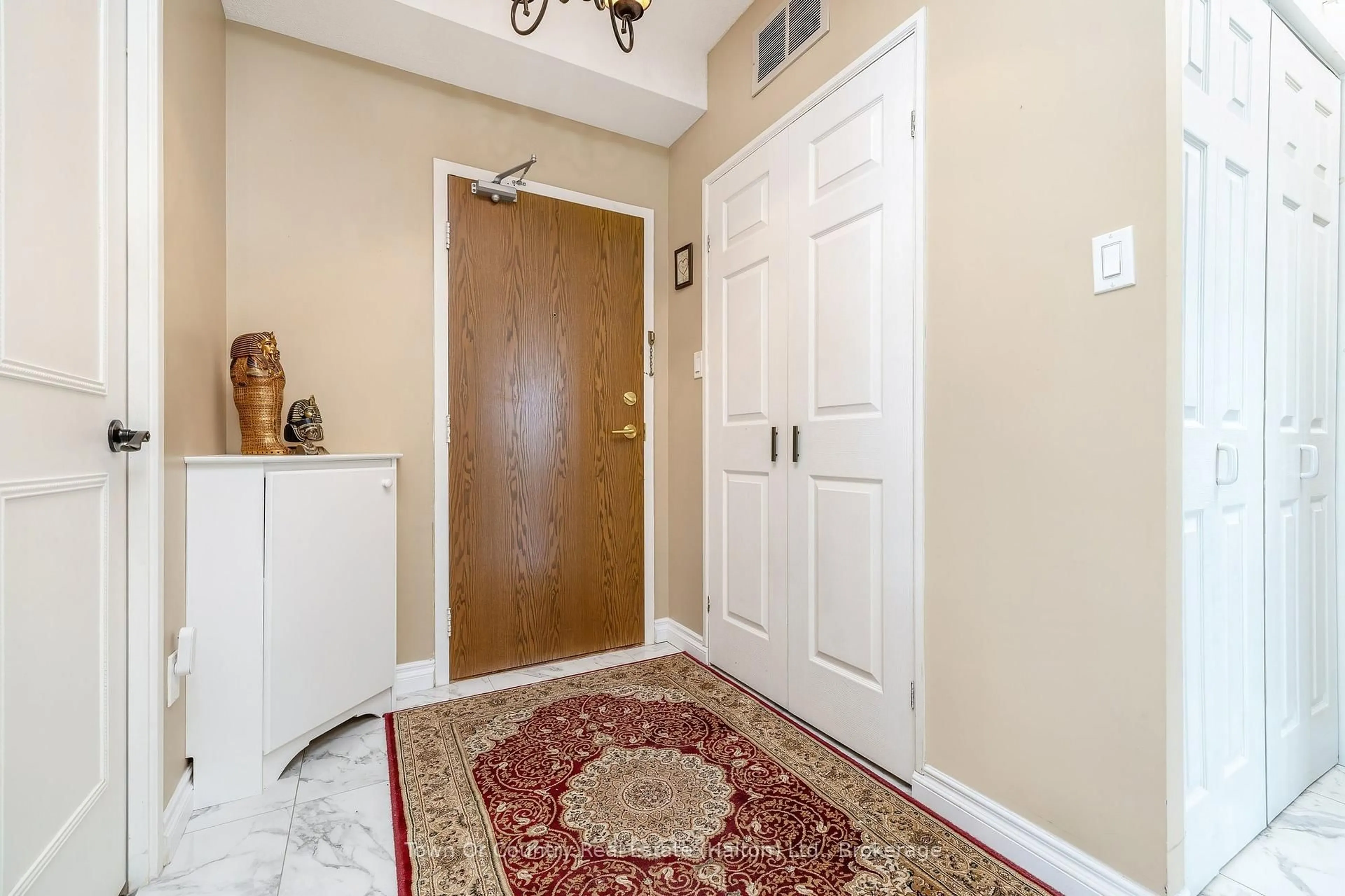 Indoor entryway for 5250 Lakeshore Rd #1906, Burlington Ontario L7L 5L2
