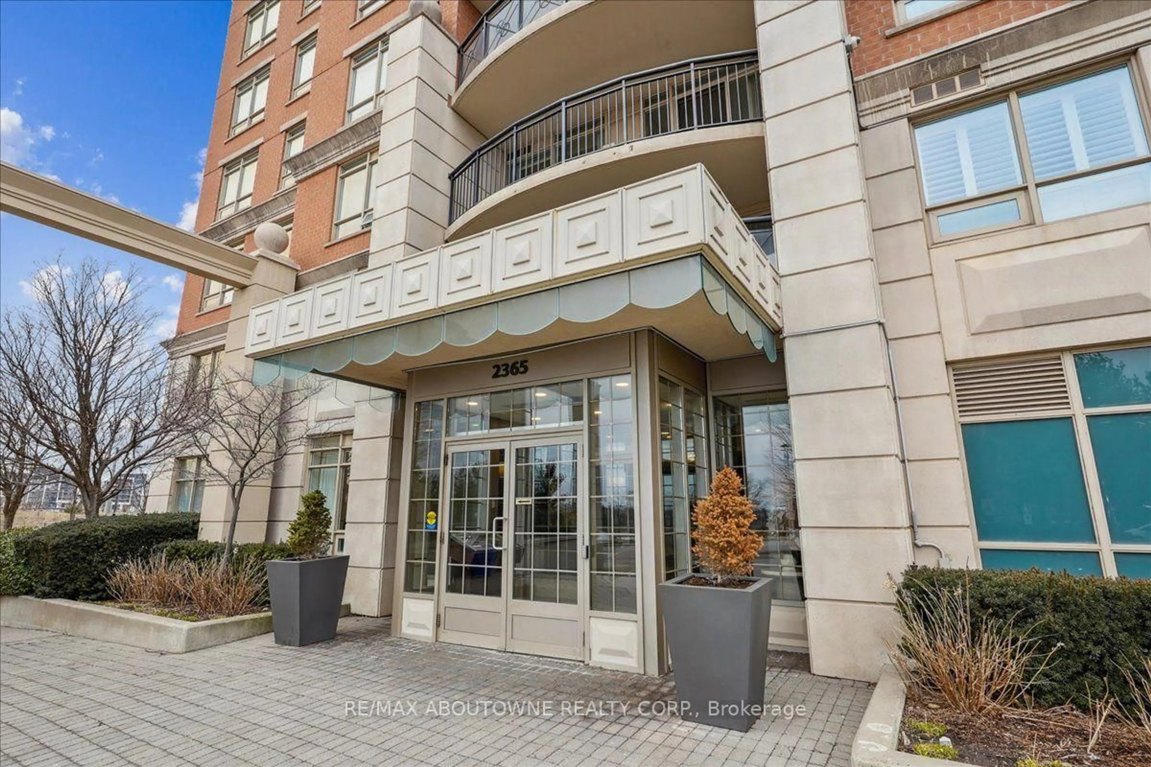 Indoor foyer for 2365 Central Park Dr #610, Oakville Ontario L6H 0C7