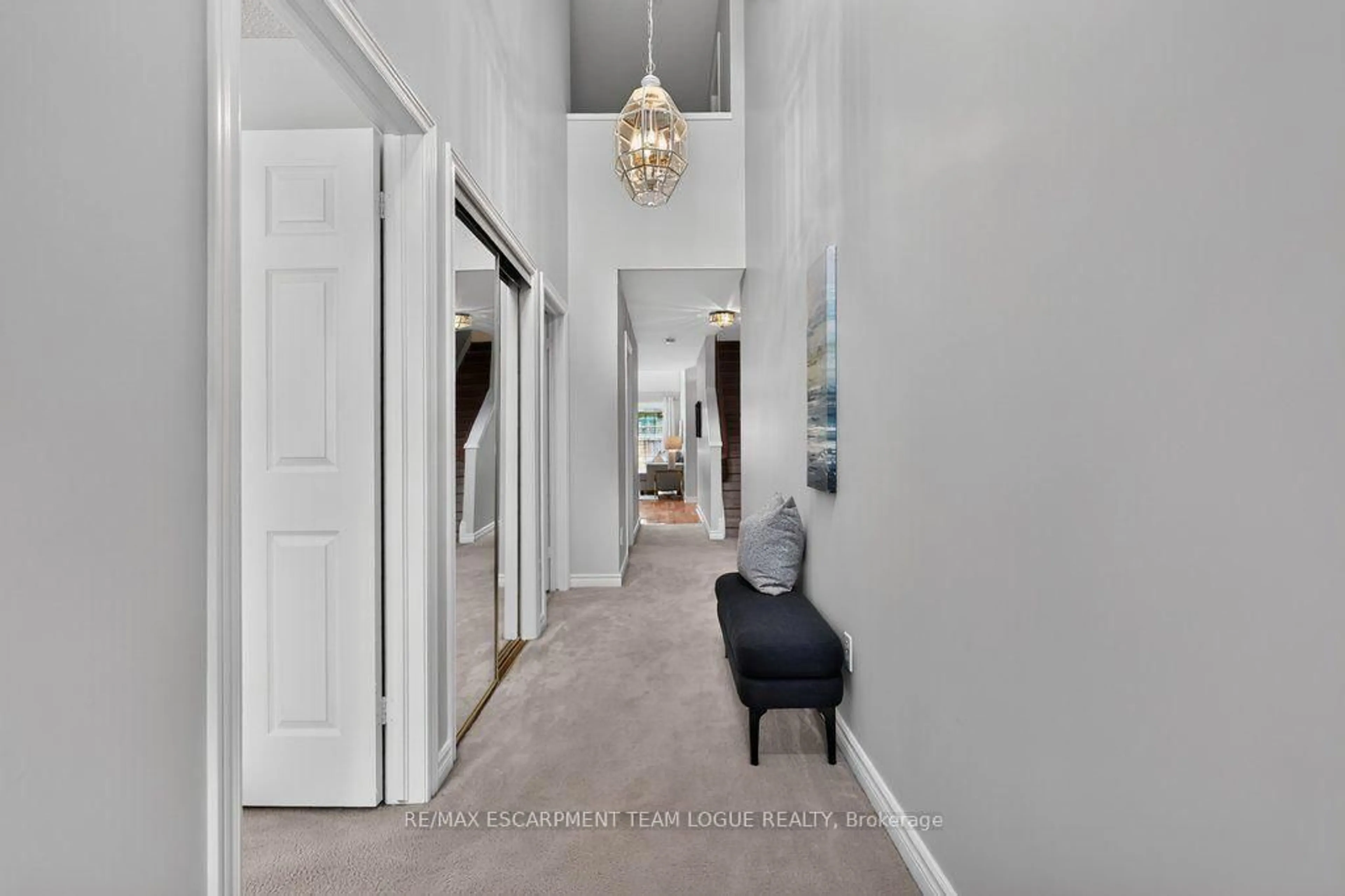 Indoor foyer for 767 Maple Ave #8, Burlington Ontario L7S 2K1