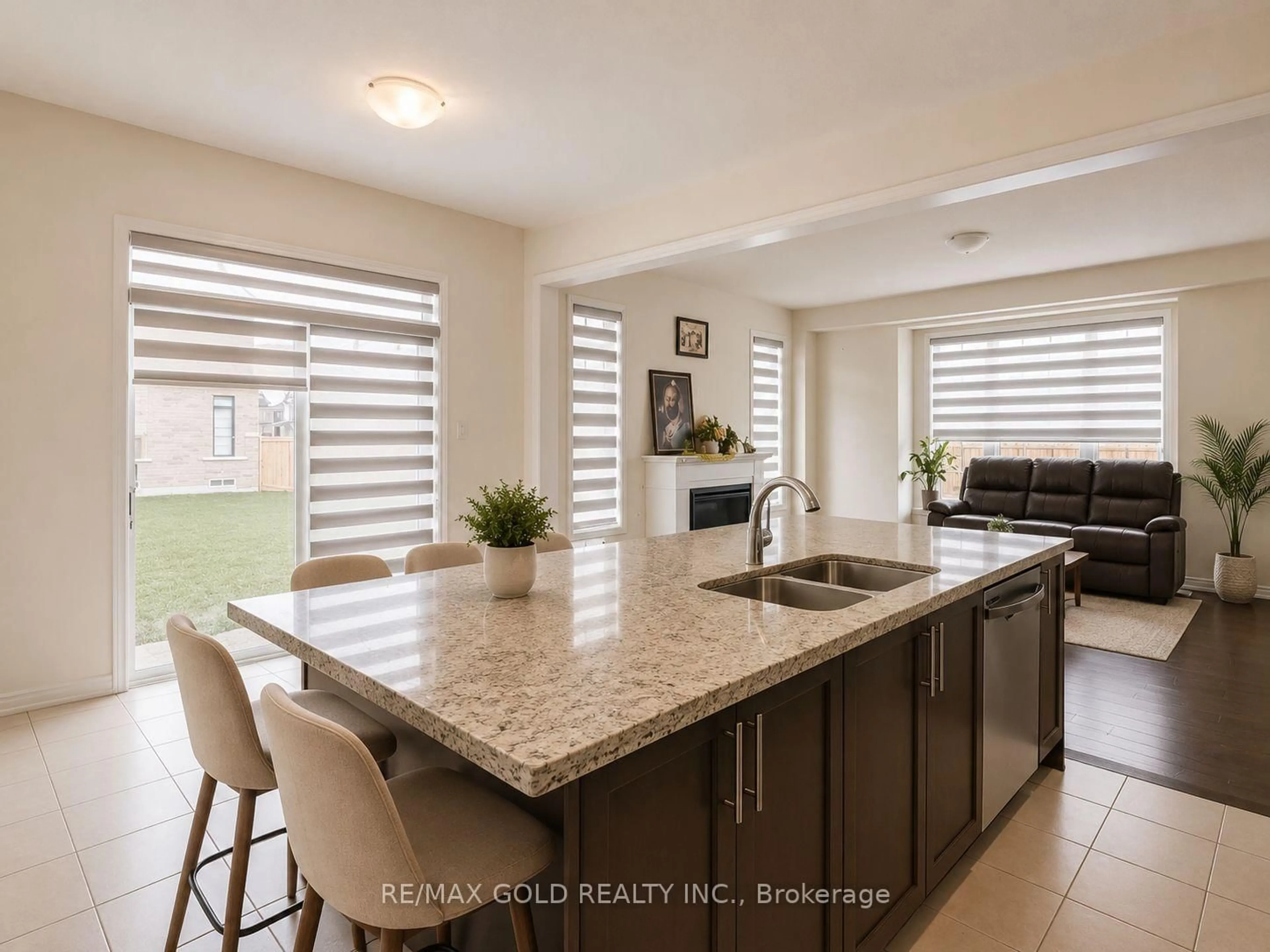 Open concept kitchen, ceramic/tile floor for 37 Peak Dr, Brampton Ontario L6X 5S5