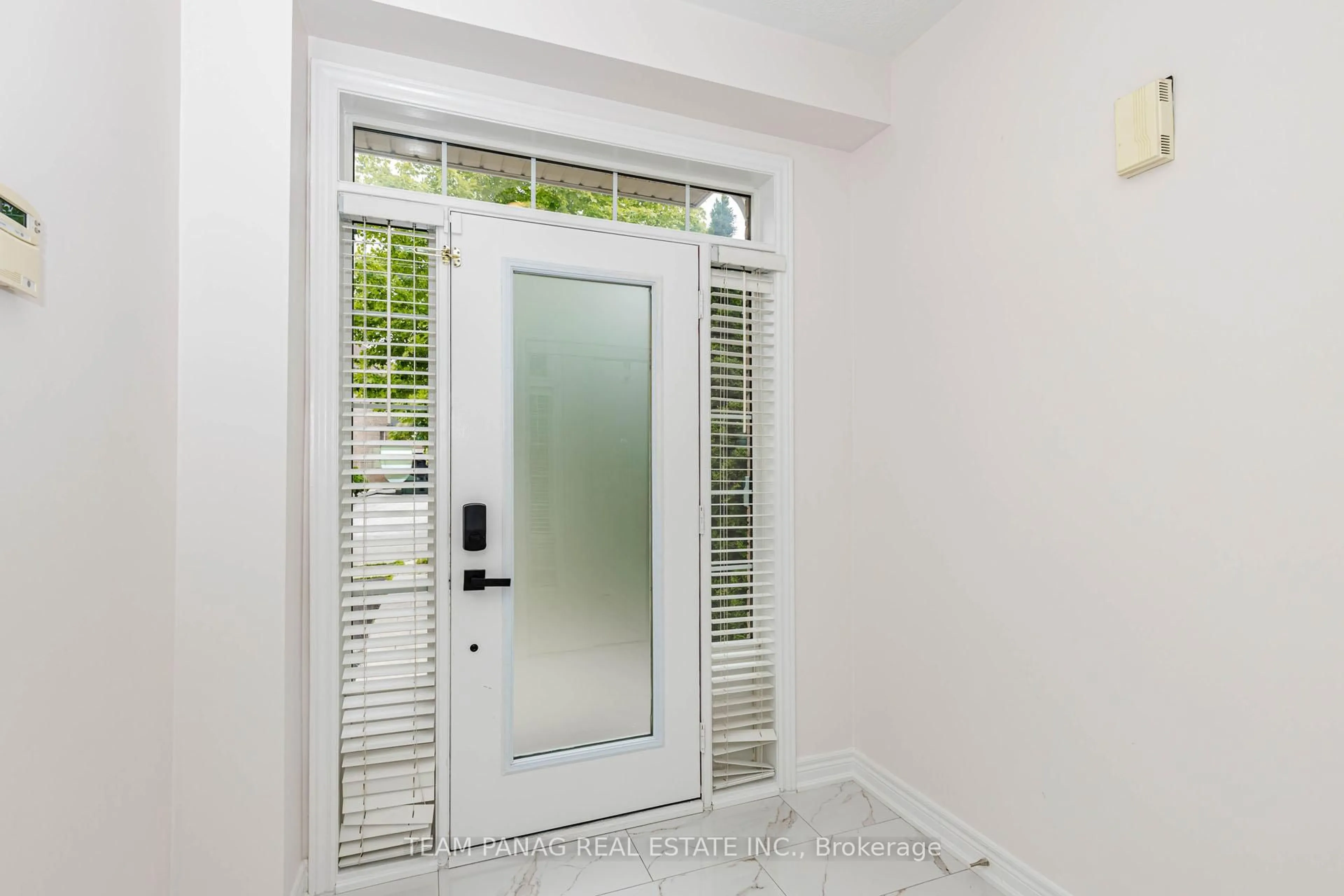 Indoor entryway for 7 Village Lake Cres, Brampton Ontario L6S 6K2